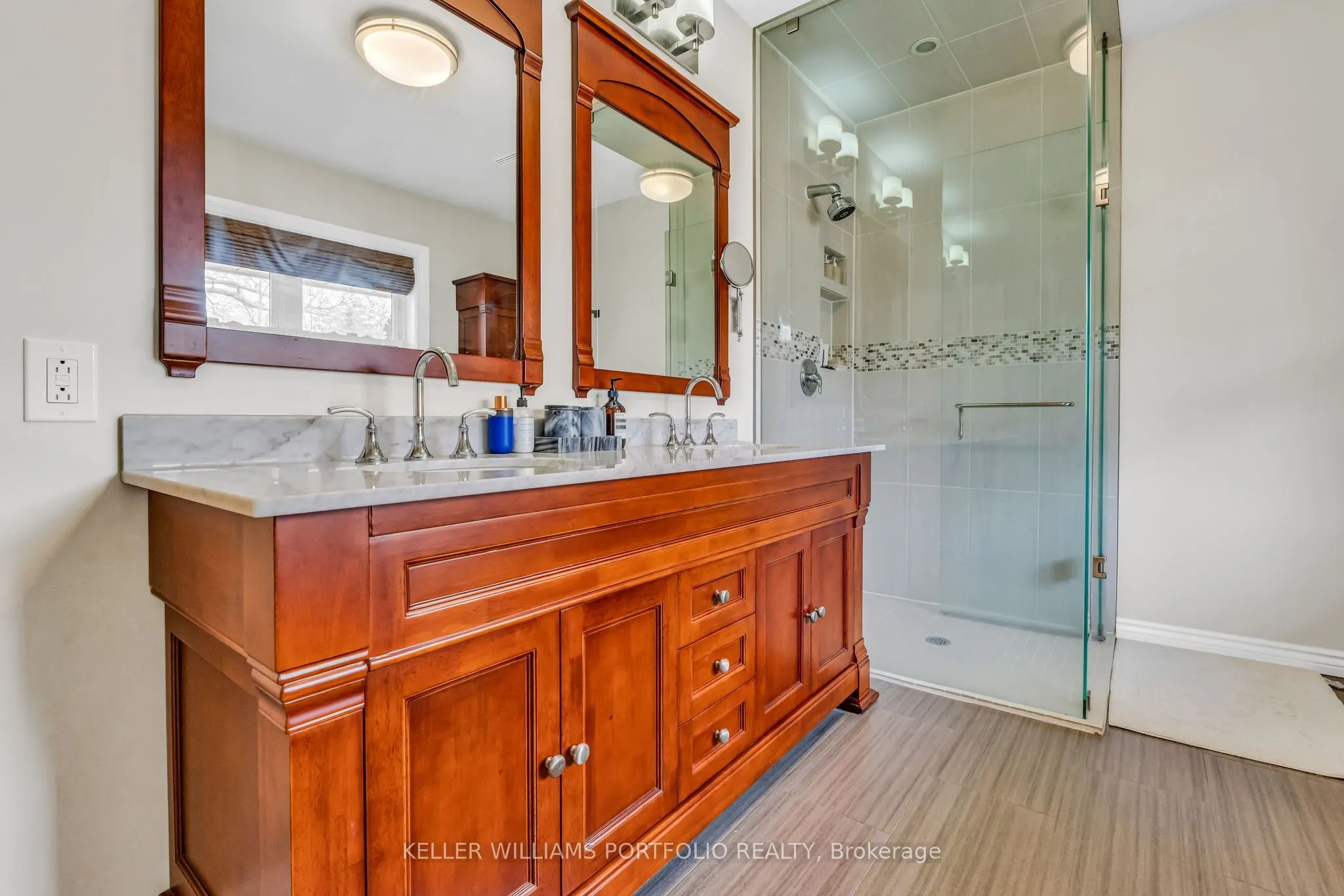 1123 Lakeshore Road E