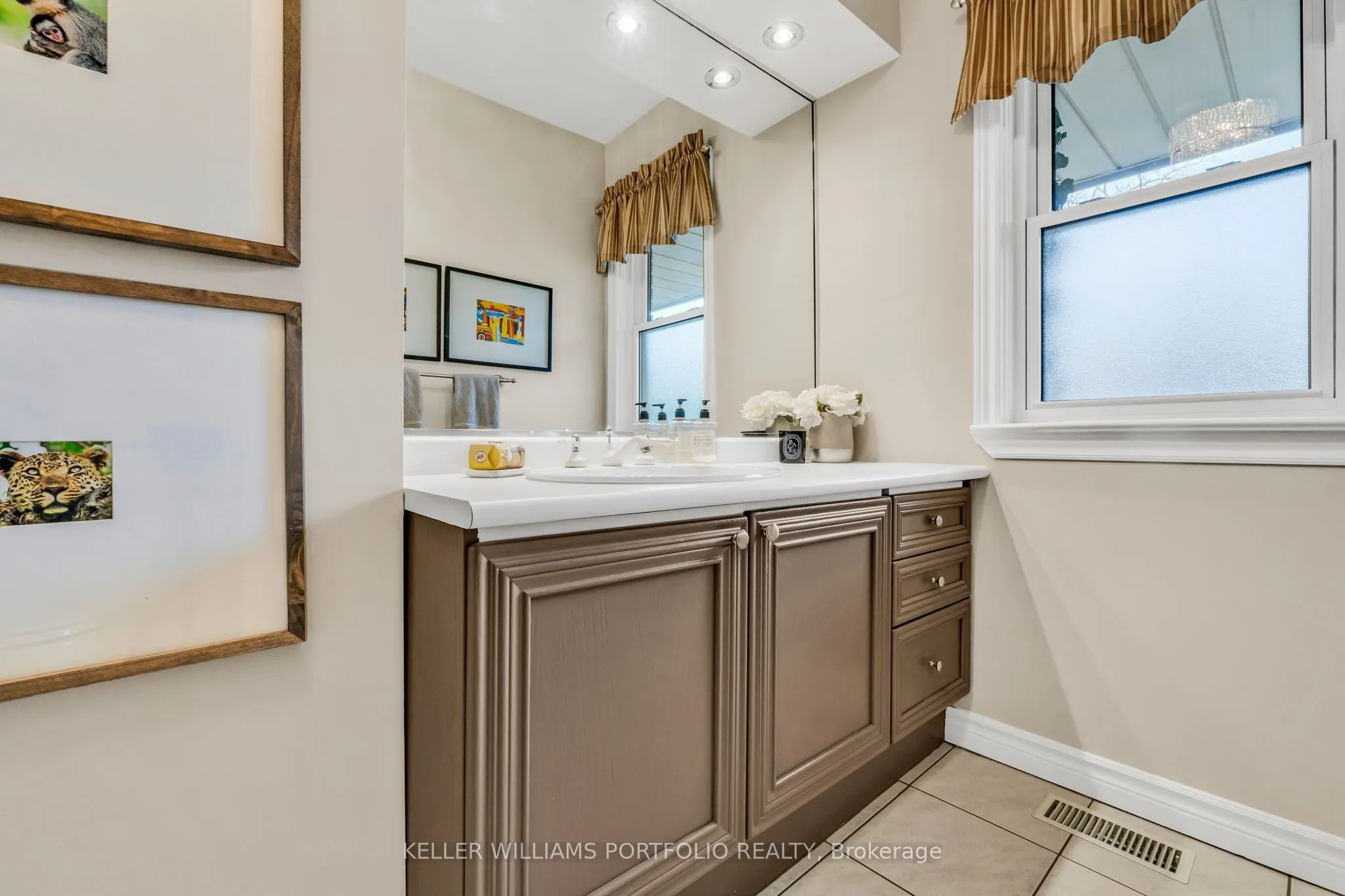 1123 Lakeshore Road E