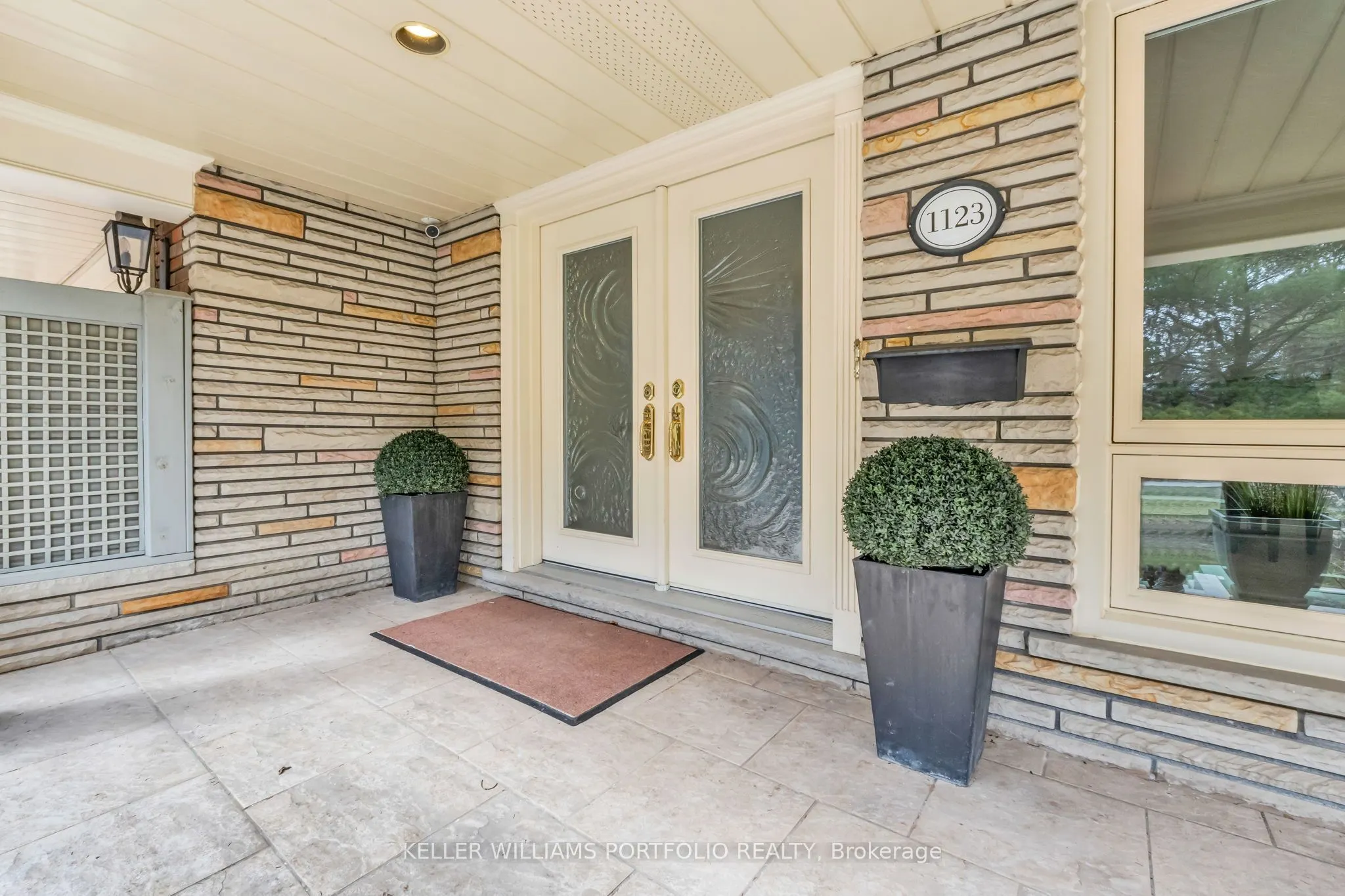 1123 Lakeshore Road E