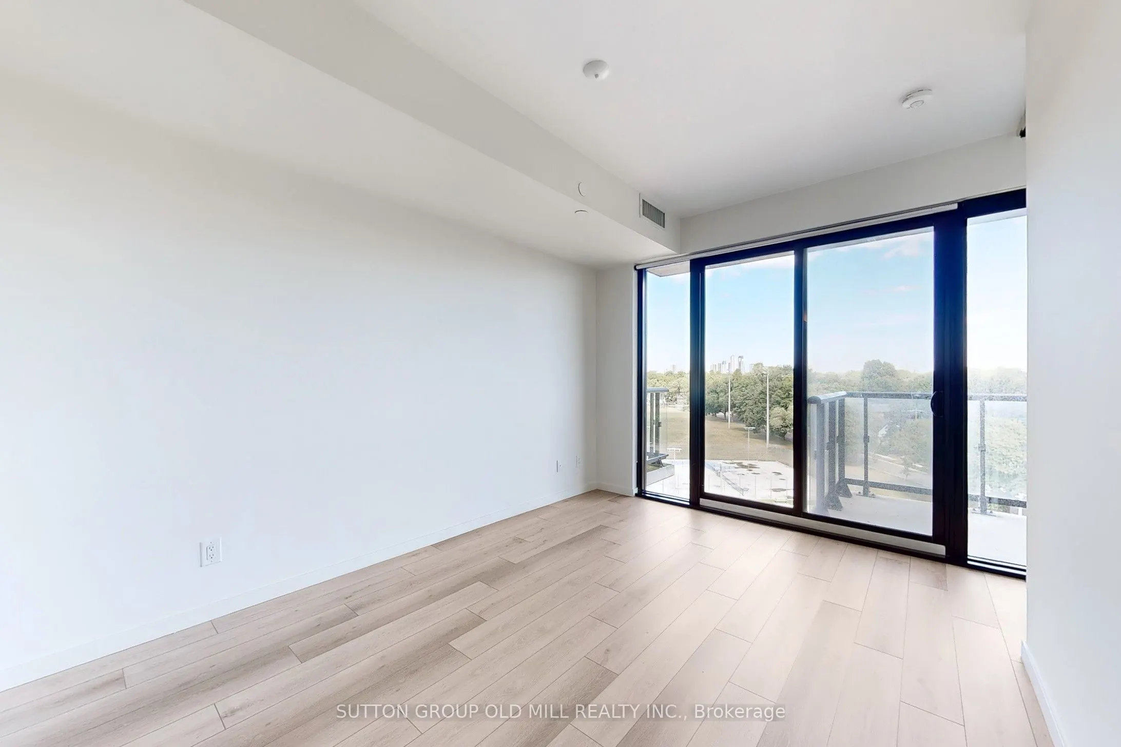 7 Smith Crescent, #605