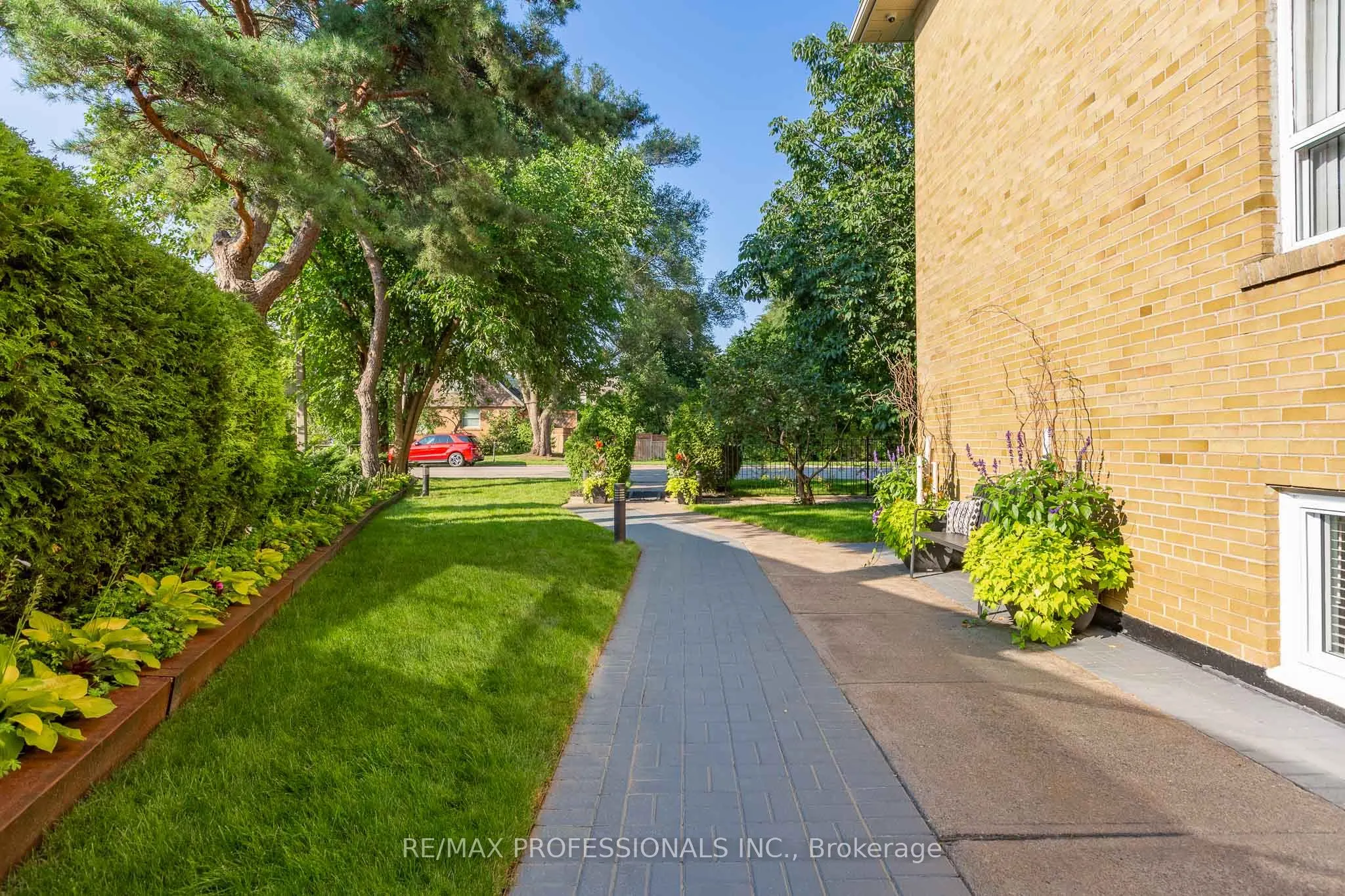 3 Chestnut Hills Crescent, #101