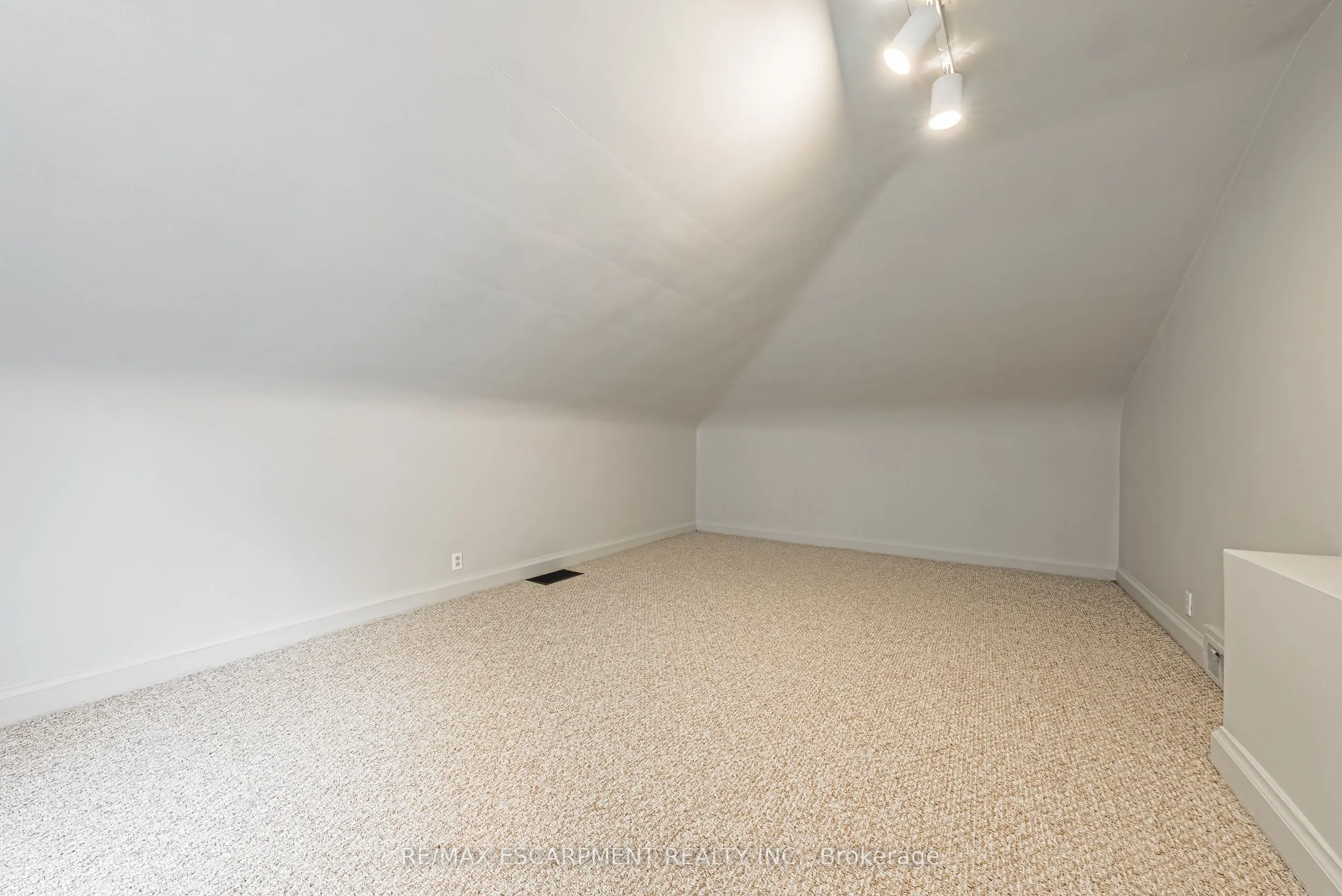 972 Kingsway Drive