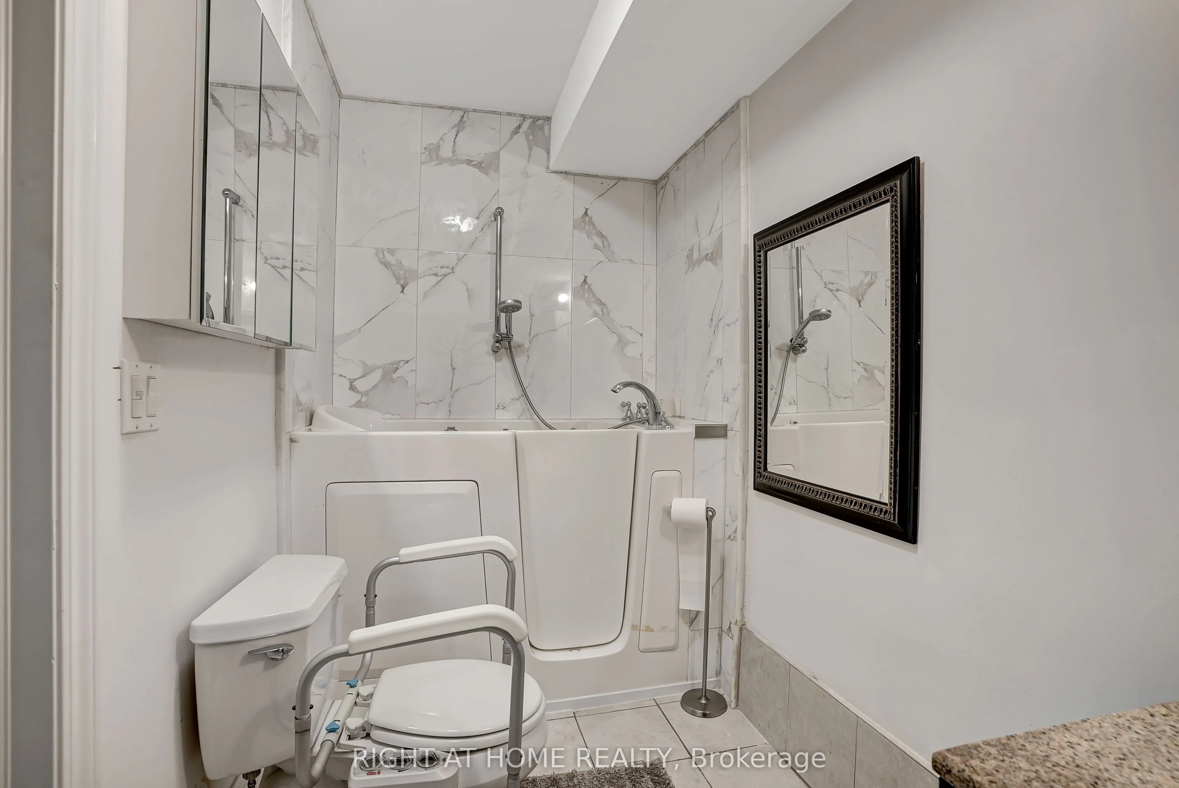 461 Lakeshore Road W