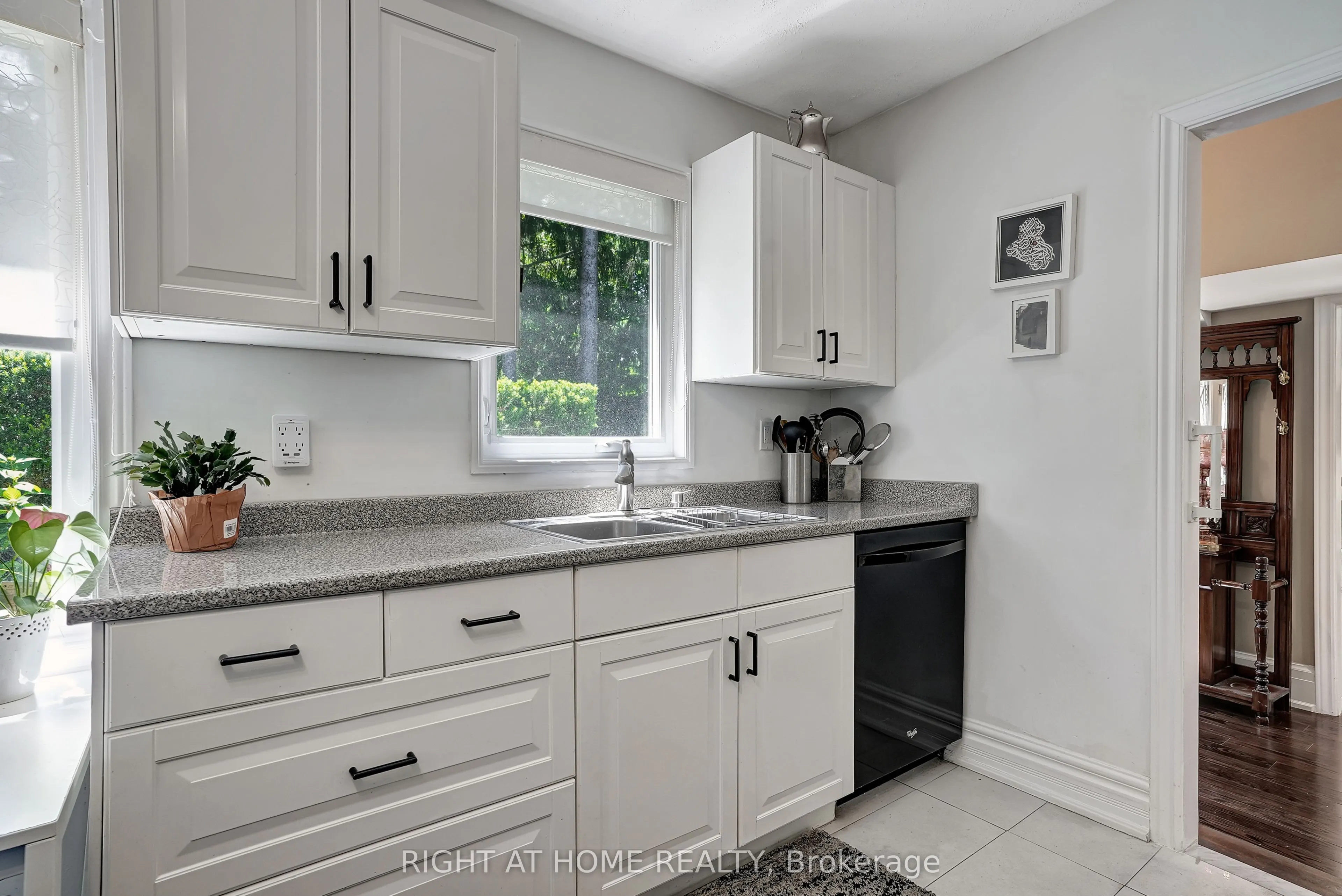 461 Lakeshore Road W