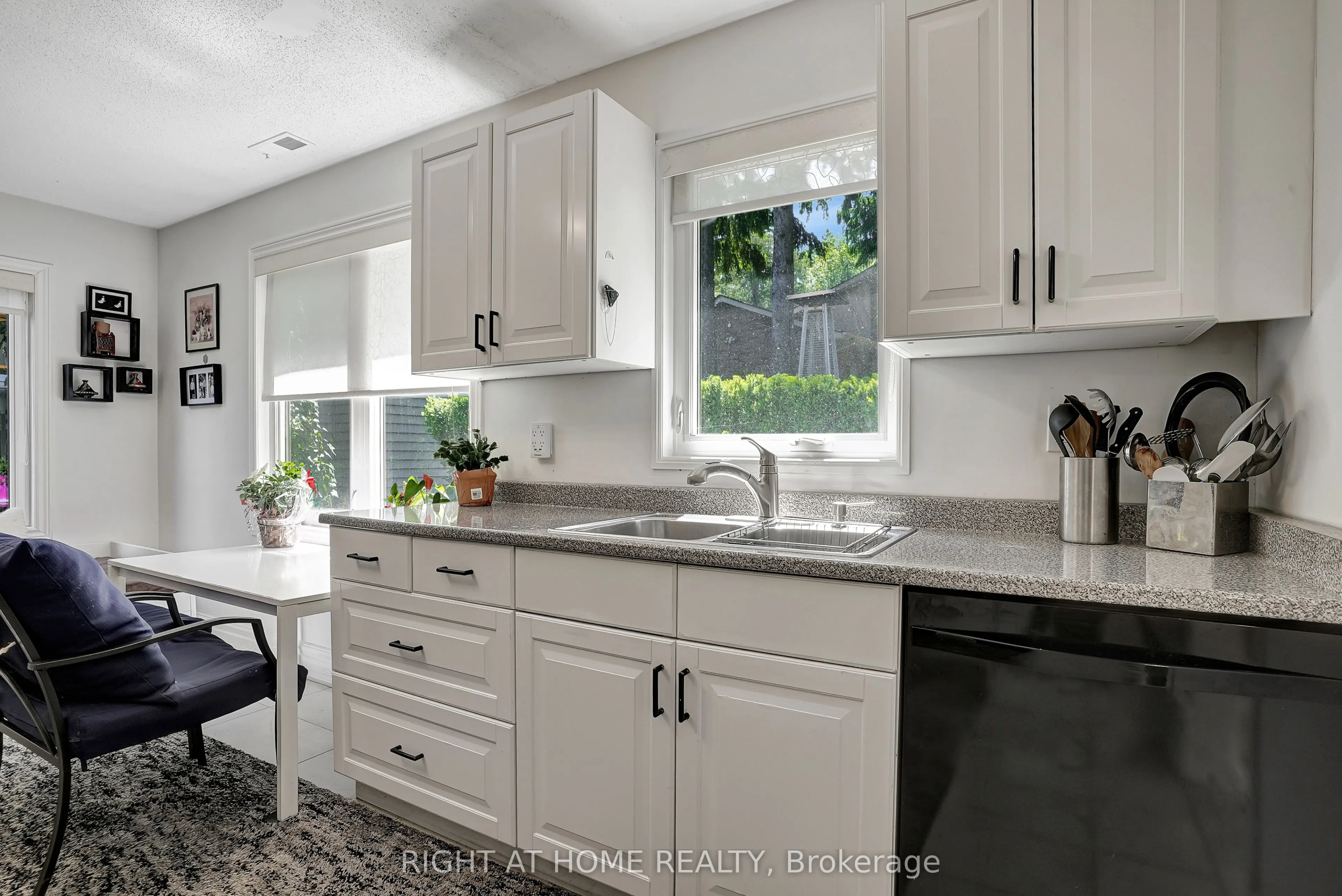 461 Lakeshore Road W