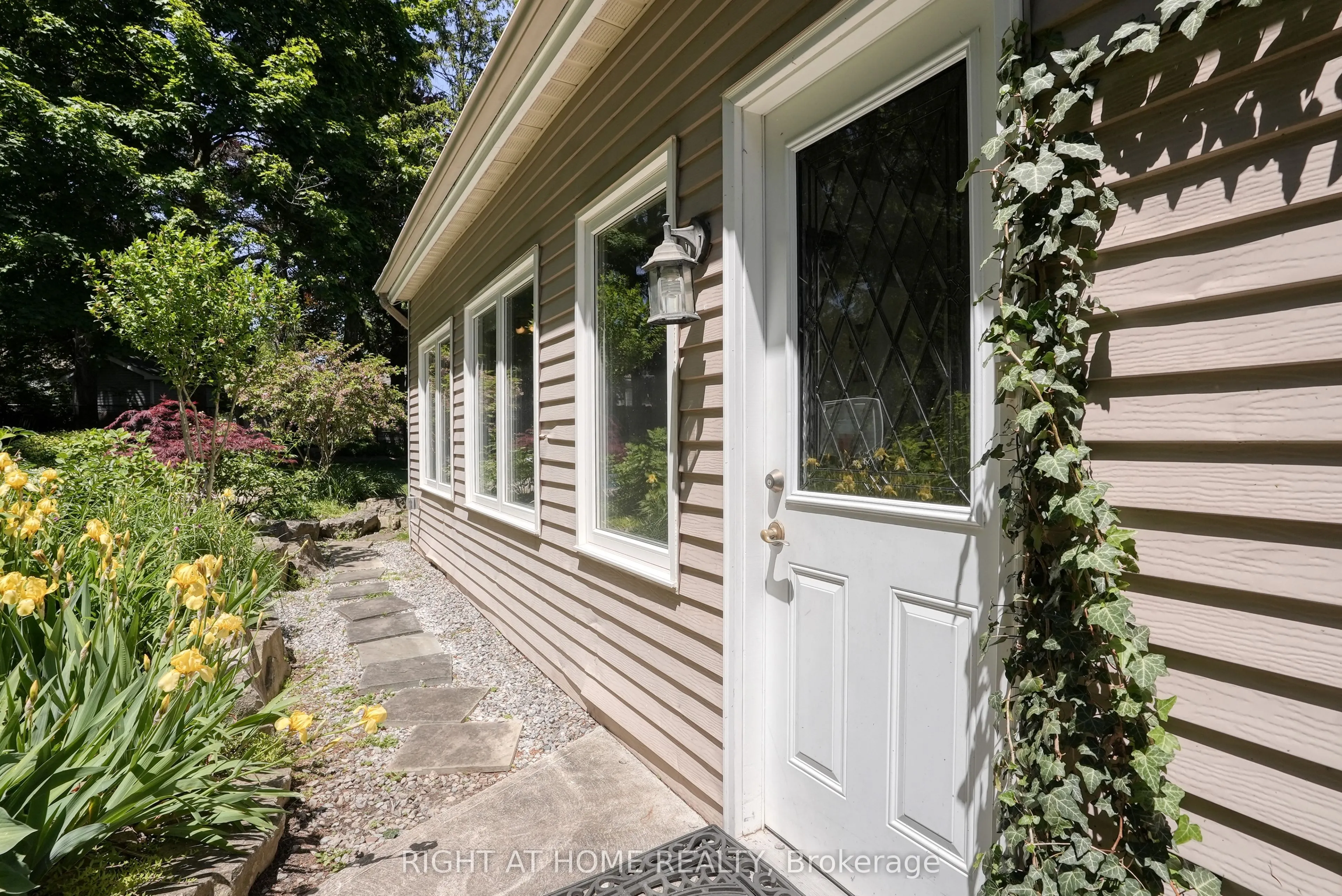 461 Lakeshore Road W