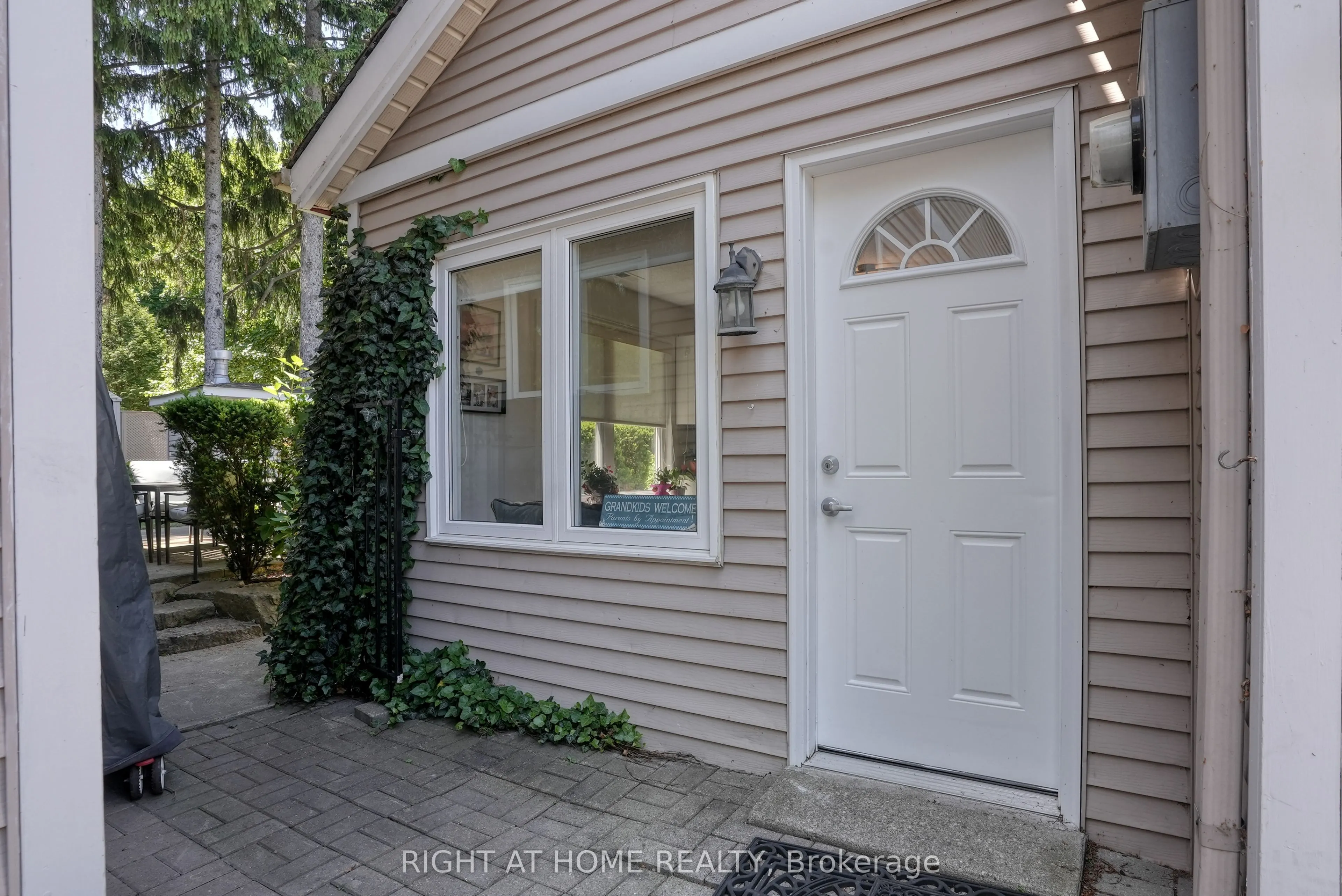 461 Lakeshore Road W