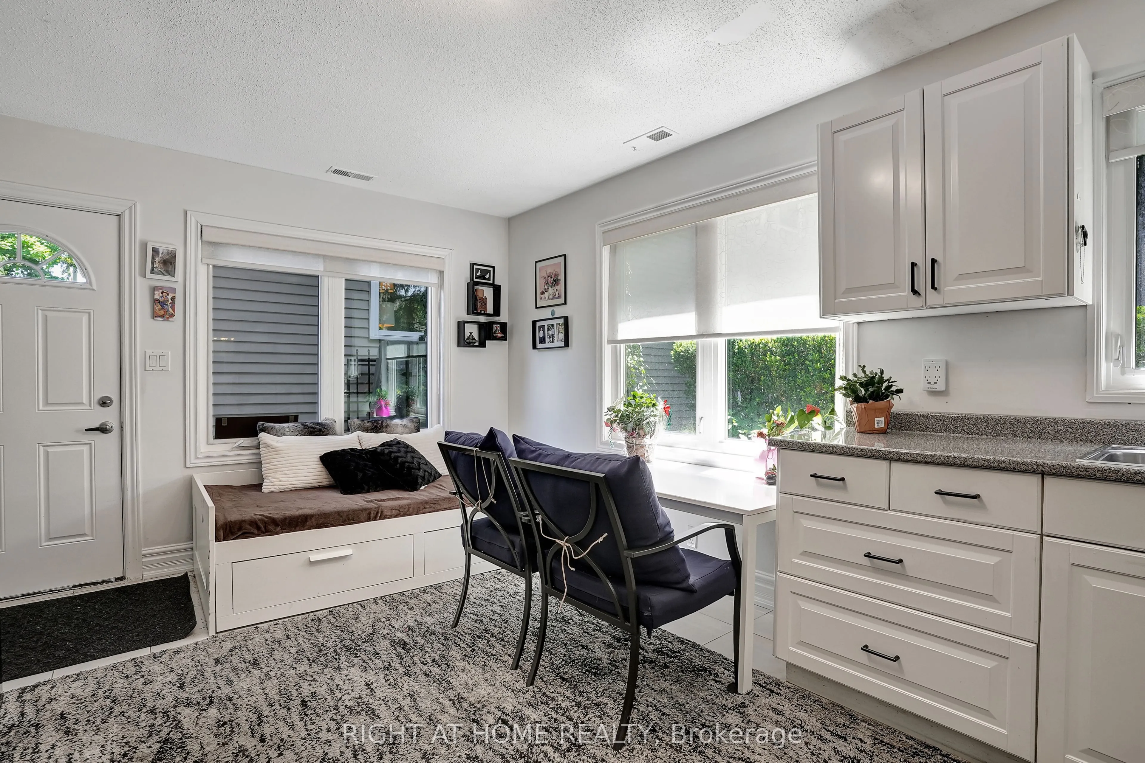 461 Lakeshore Road W