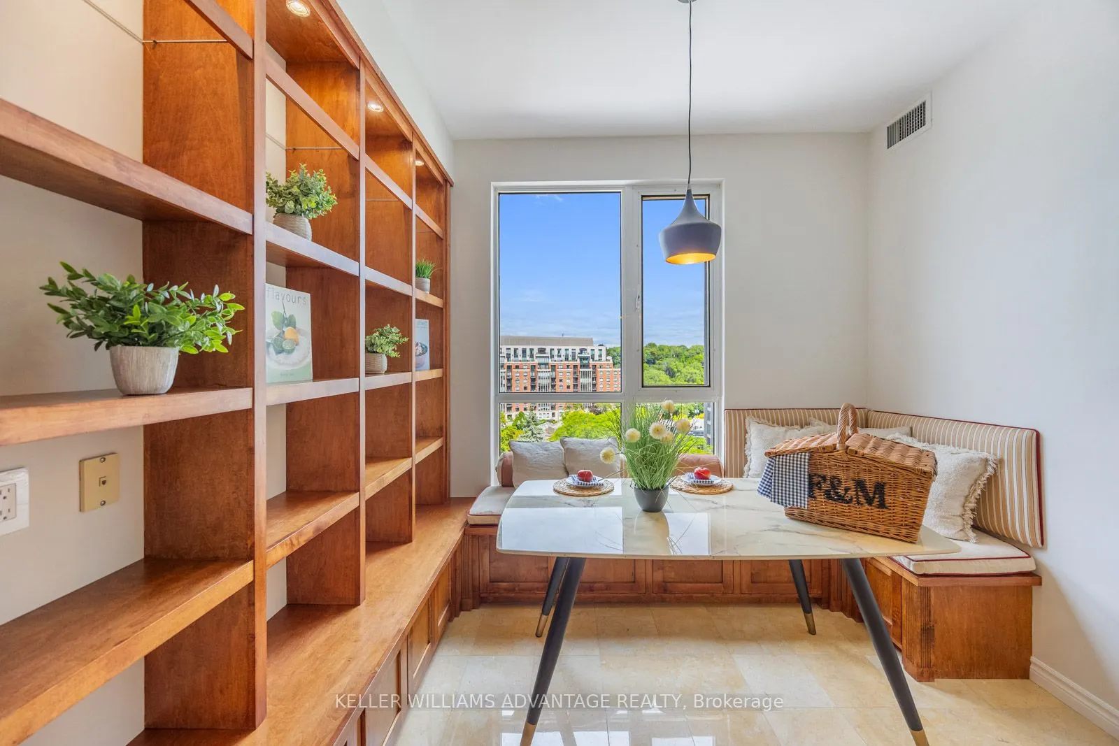2662 Bloor Street W, #904