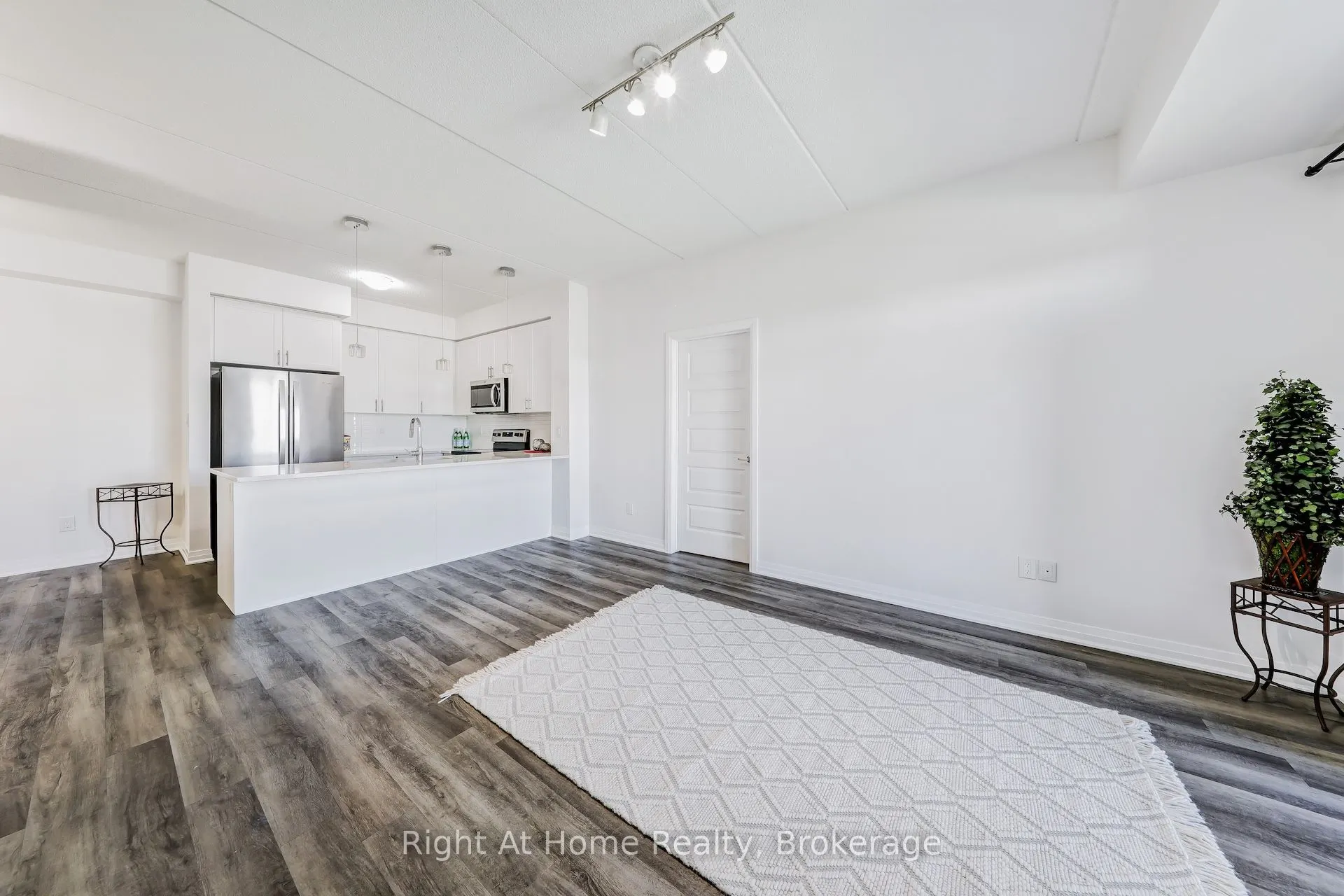 610 Farmstead Drive, #307