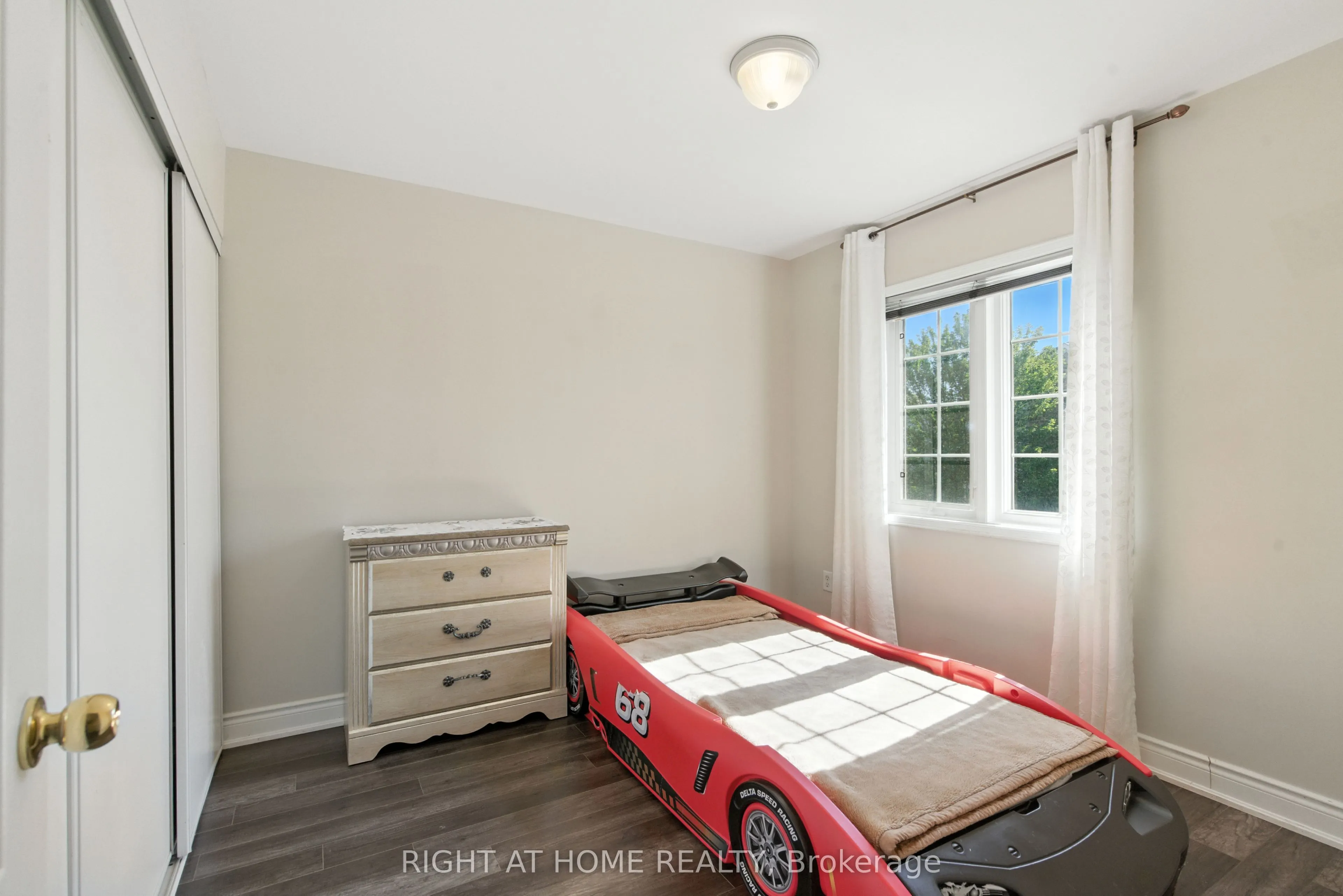 1233 Lamont Crescent
