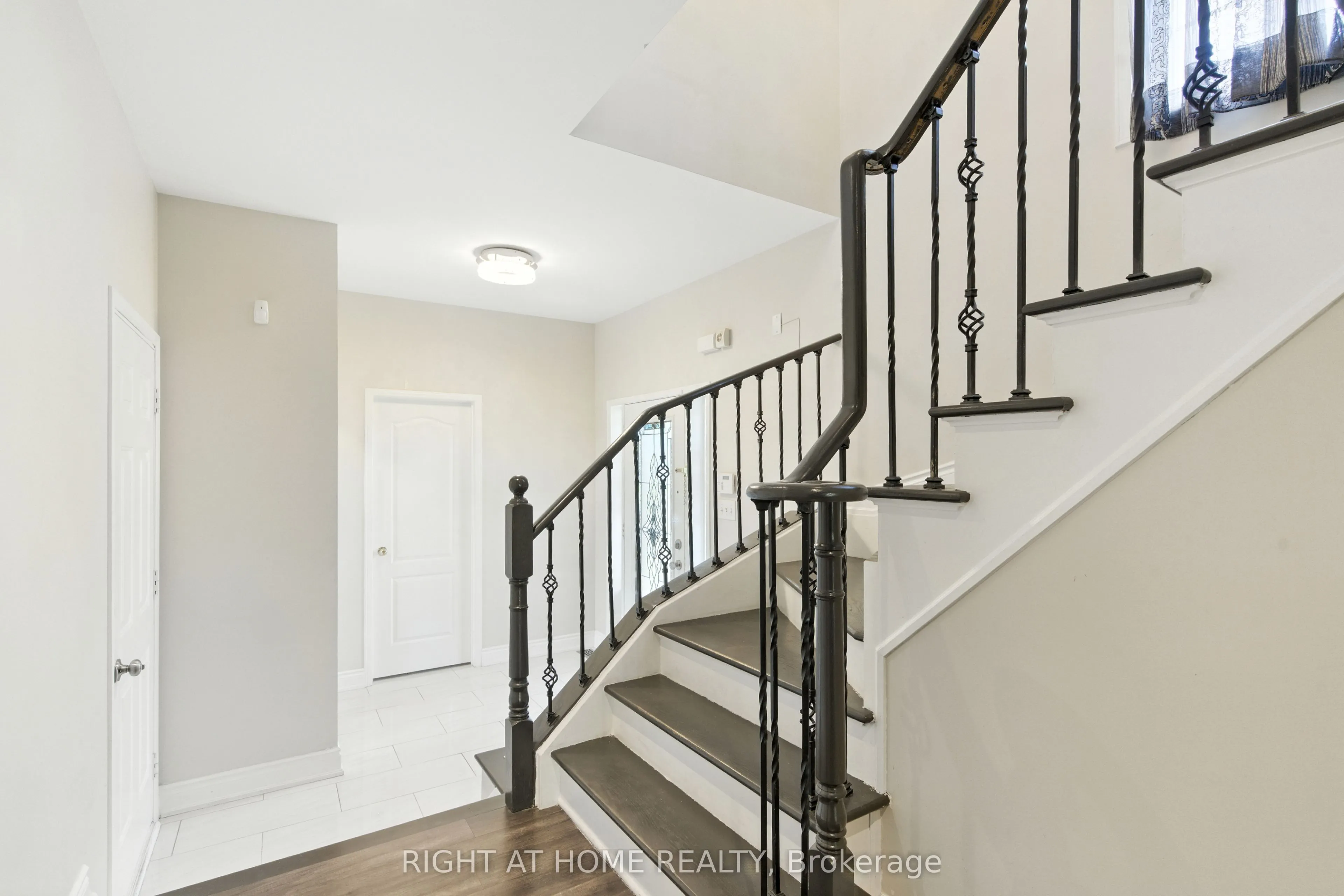 1233 Lamont Crescent