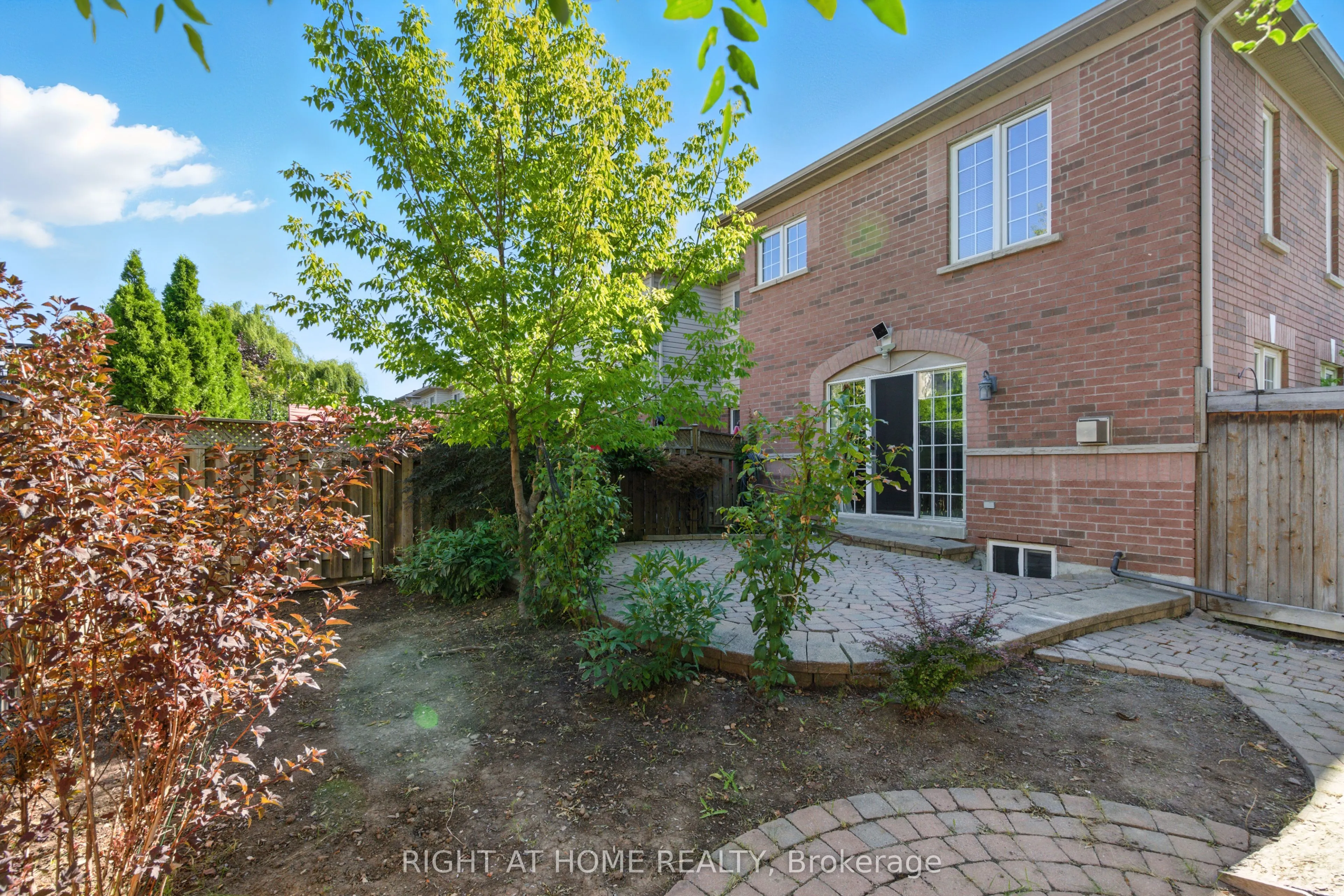 1233 Lamont Crescent