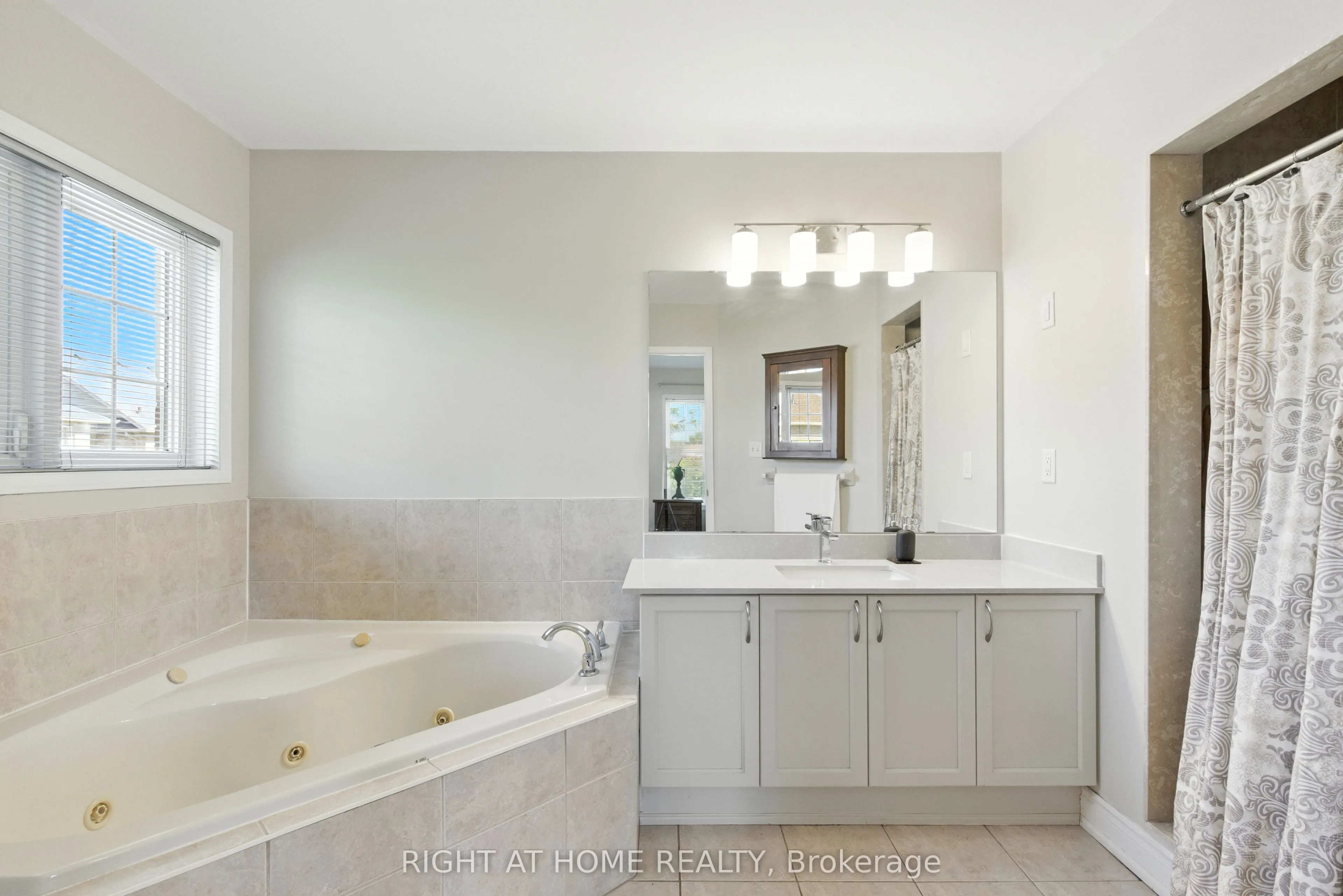 1233 Lamont Crescent