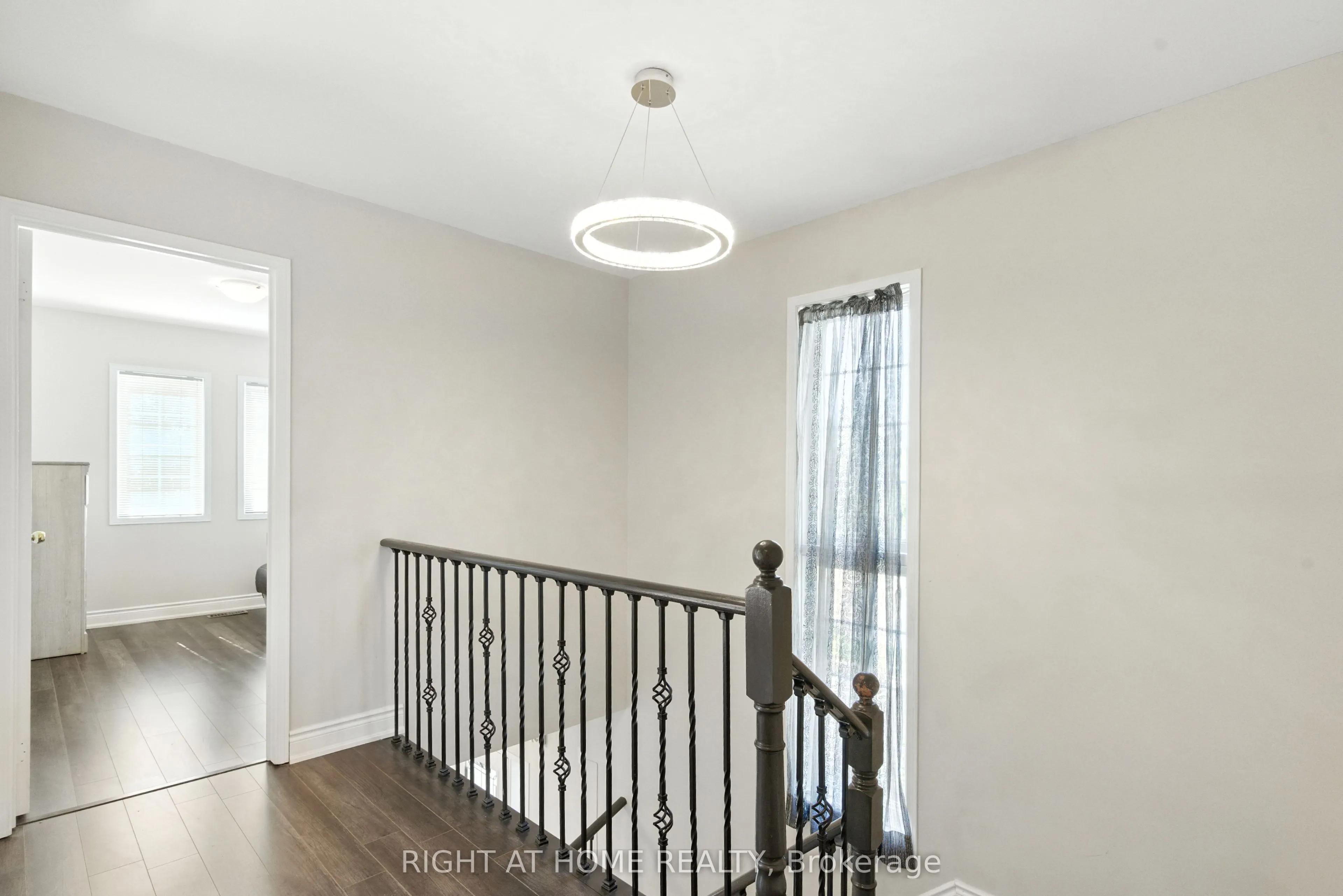 1233 Lamont Crescent