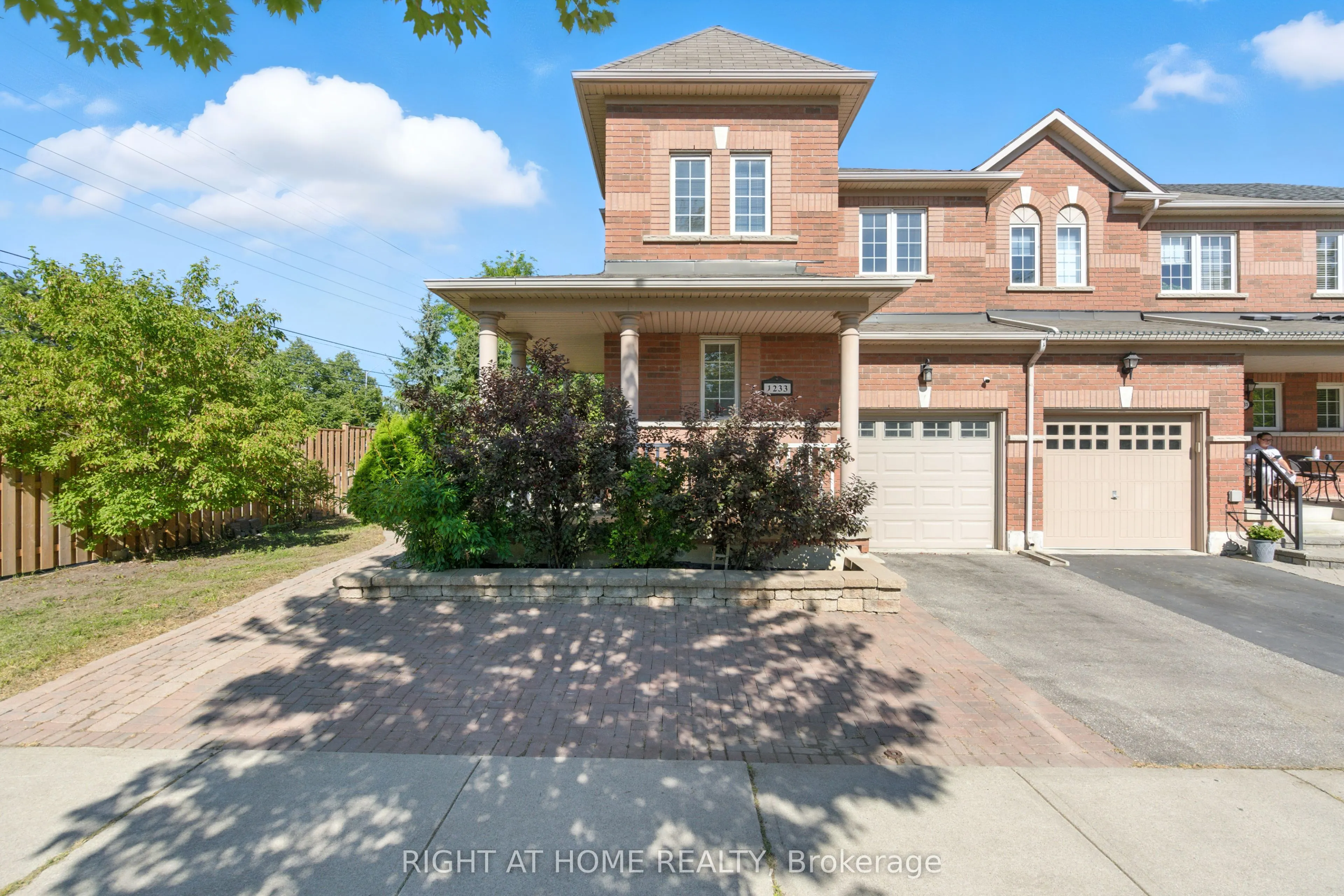 1233 Lamont Crescent