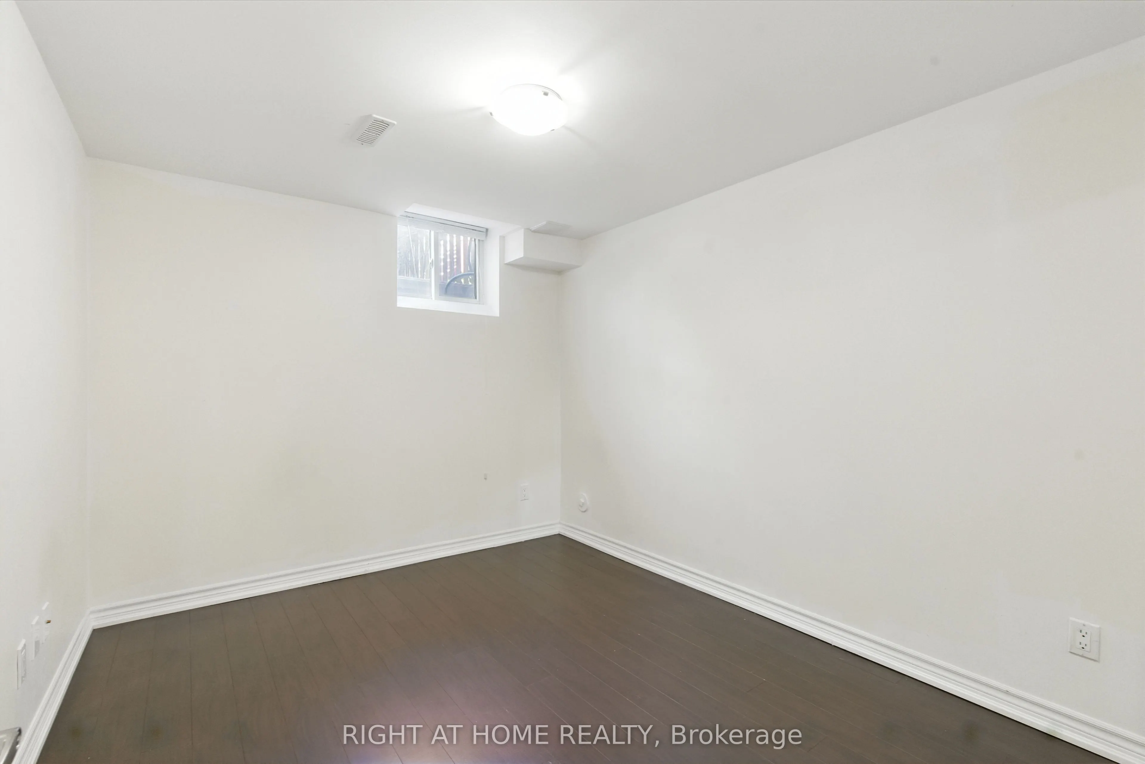 1233 Lamont Crescent
