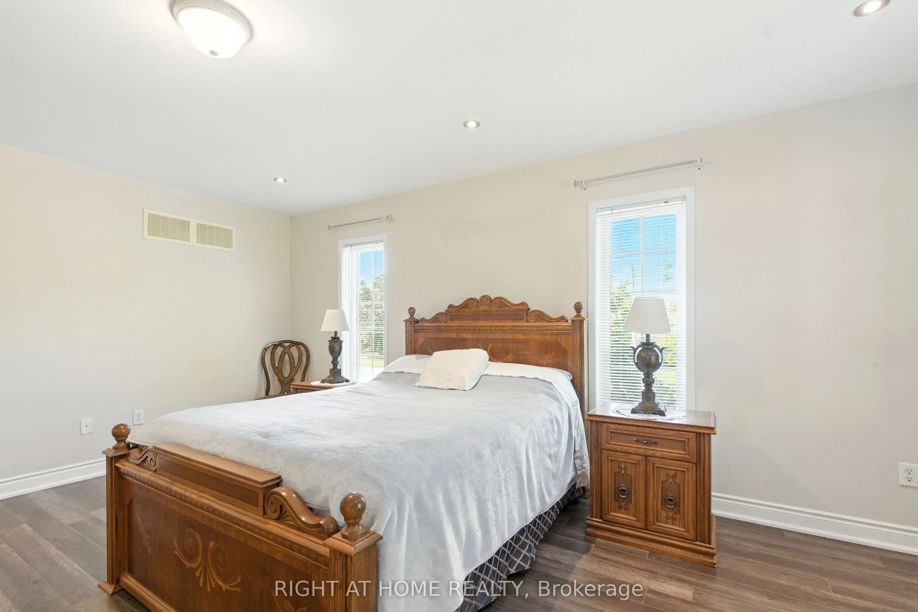 1233 Lamont Crescent