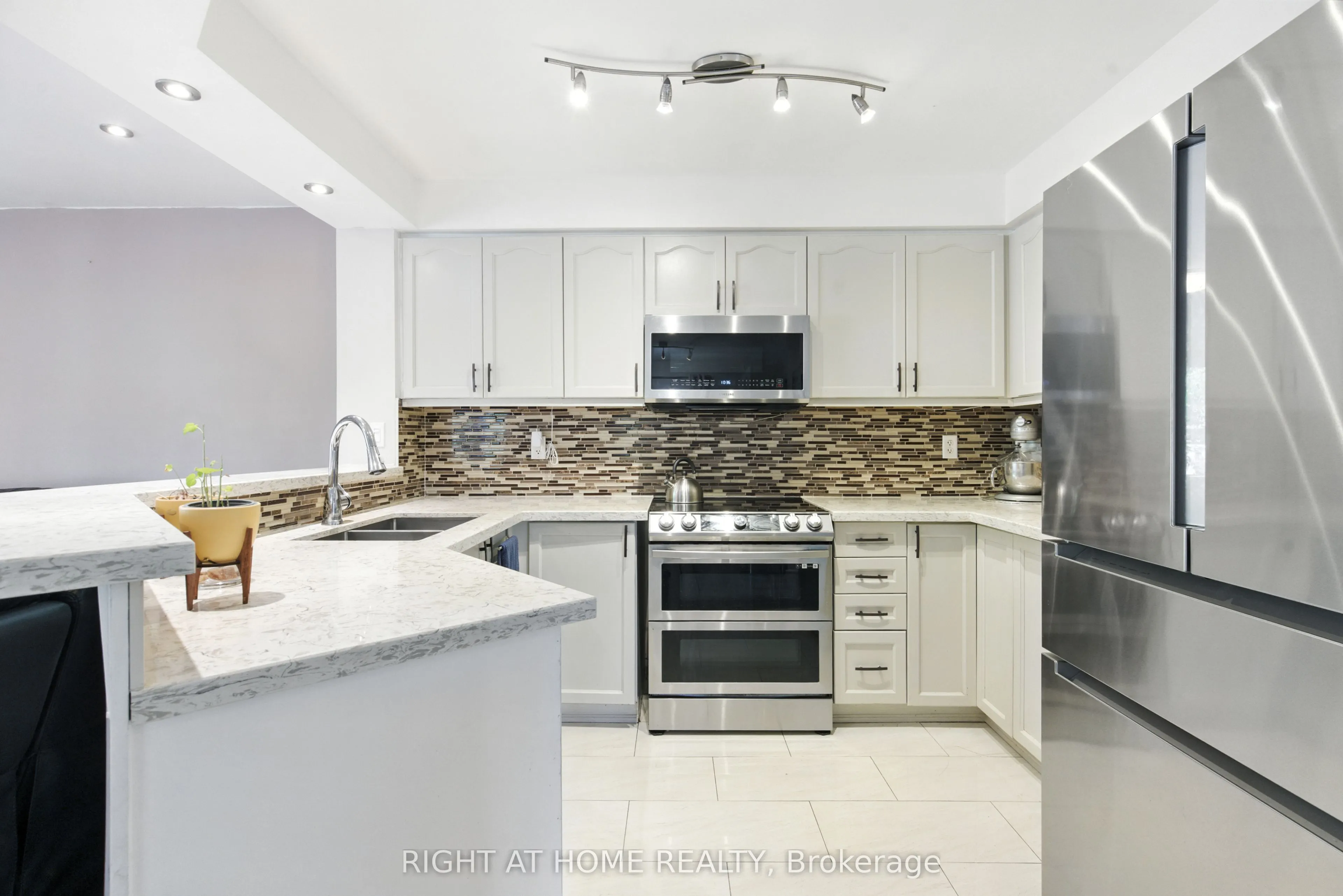 1233 Lamont Crescent