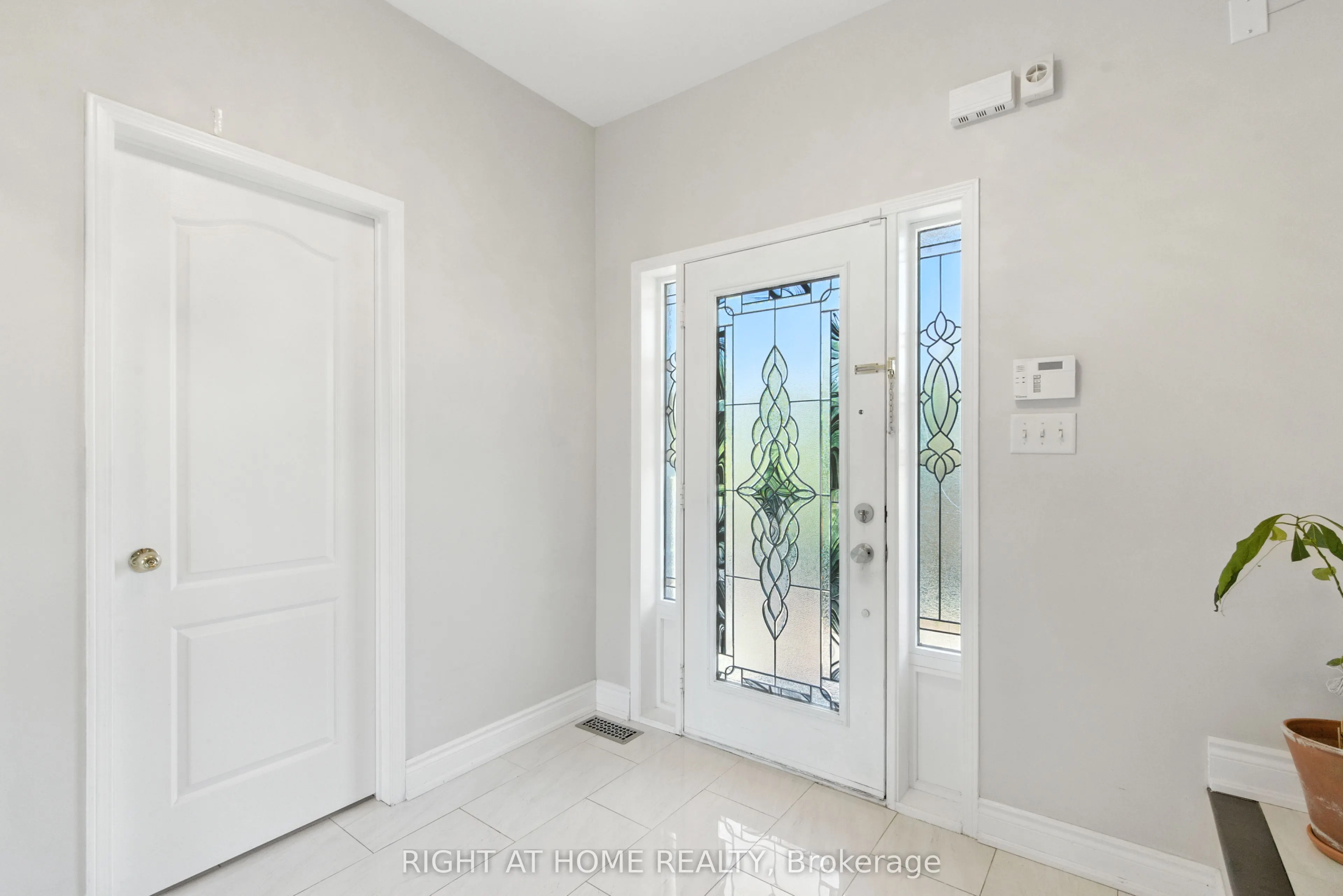 1233 Lamont Crescent