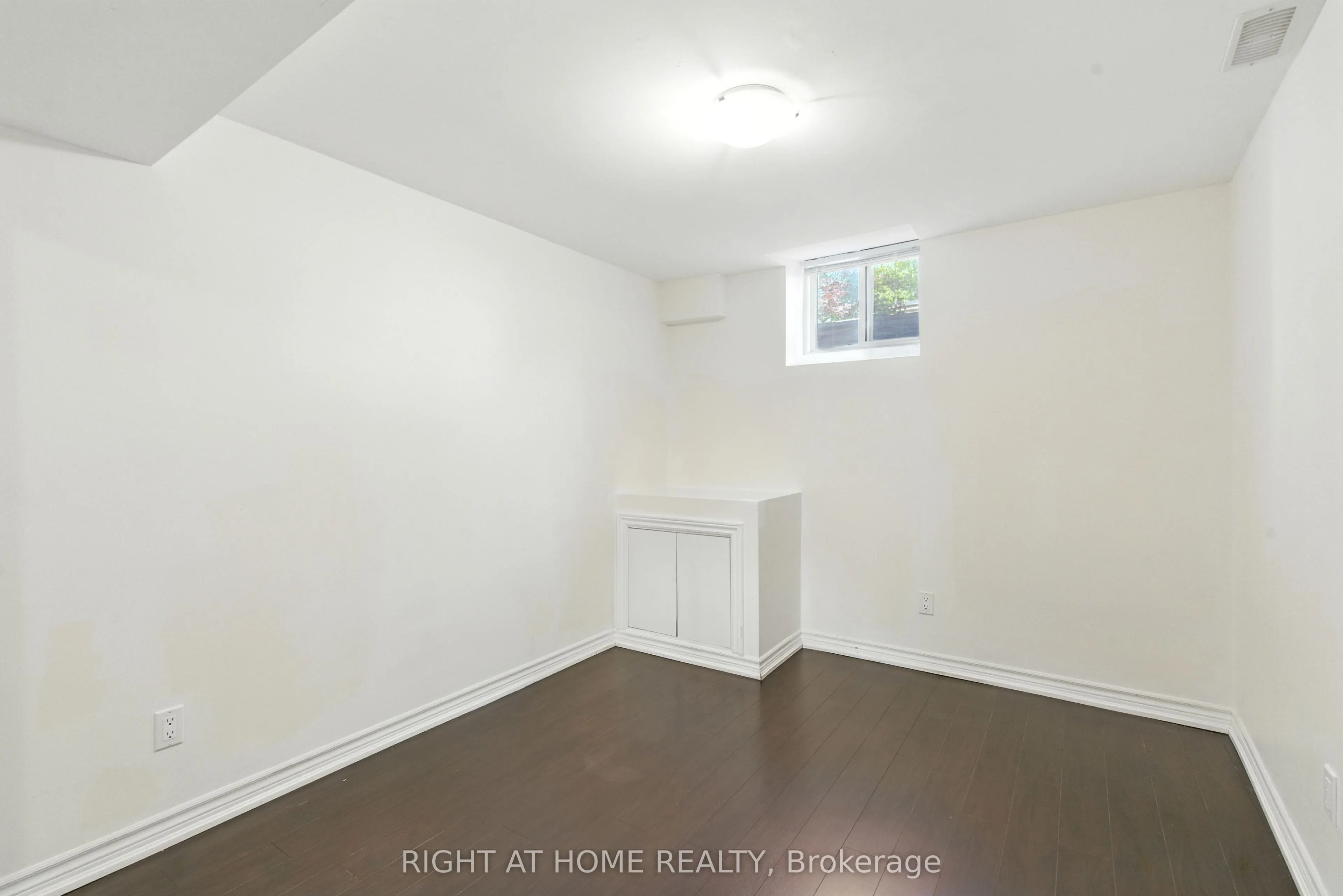 1233 Lamont Crescent