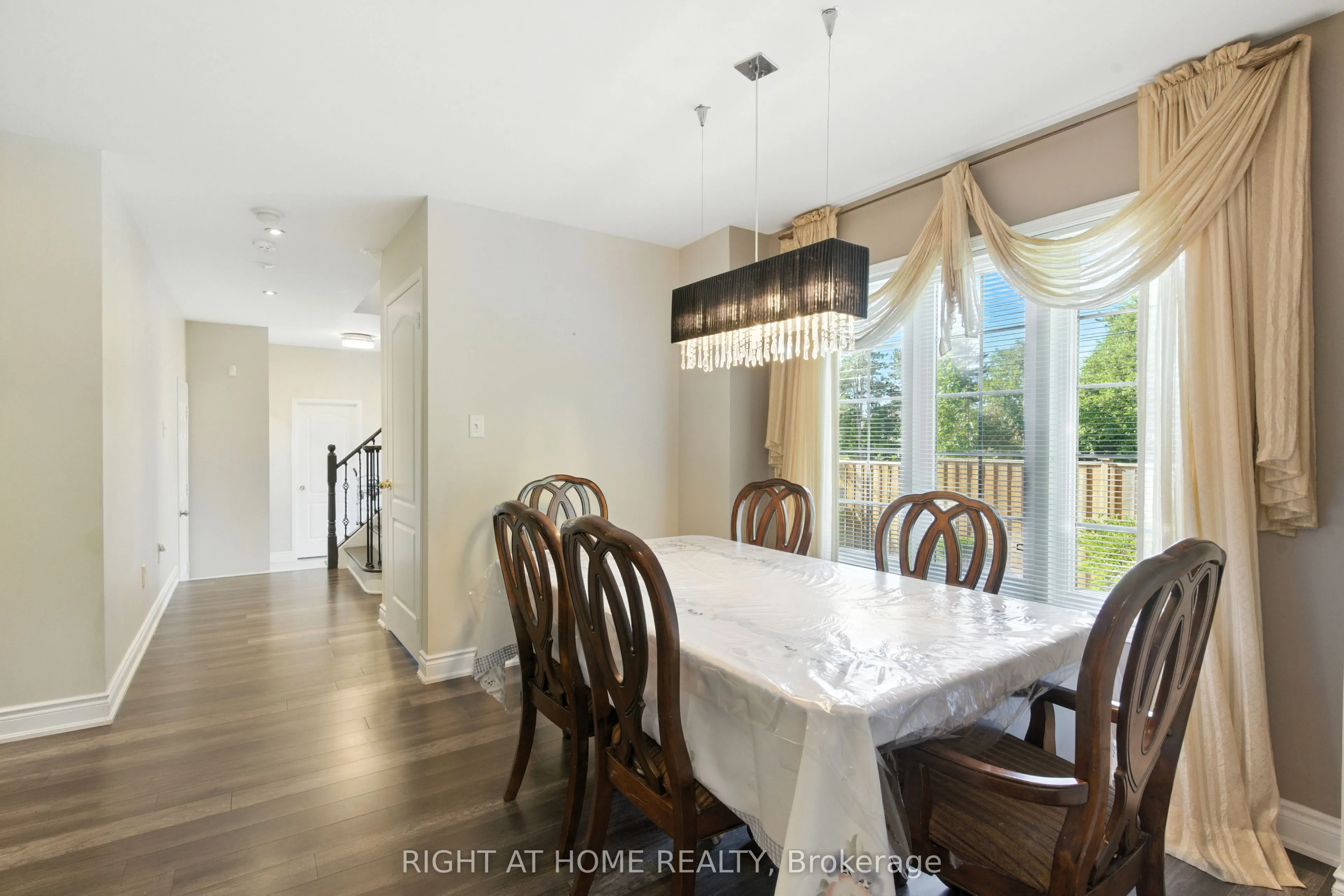 1233 Lamont Crescent