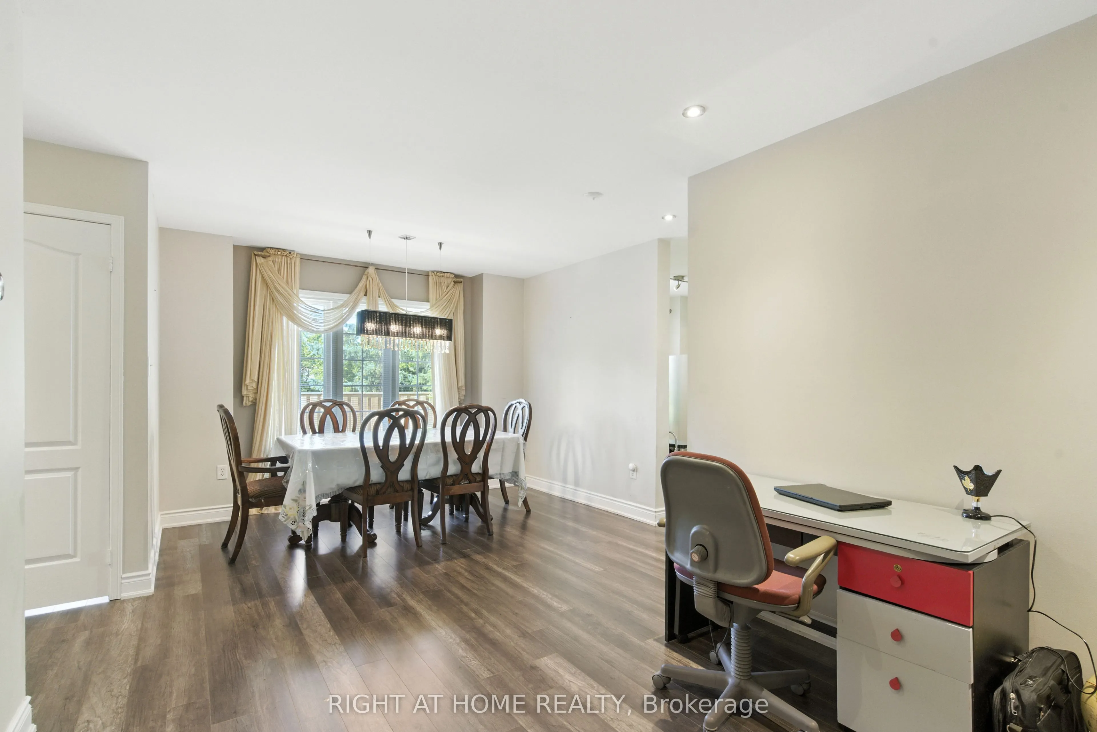 1233 Lamont Crescent