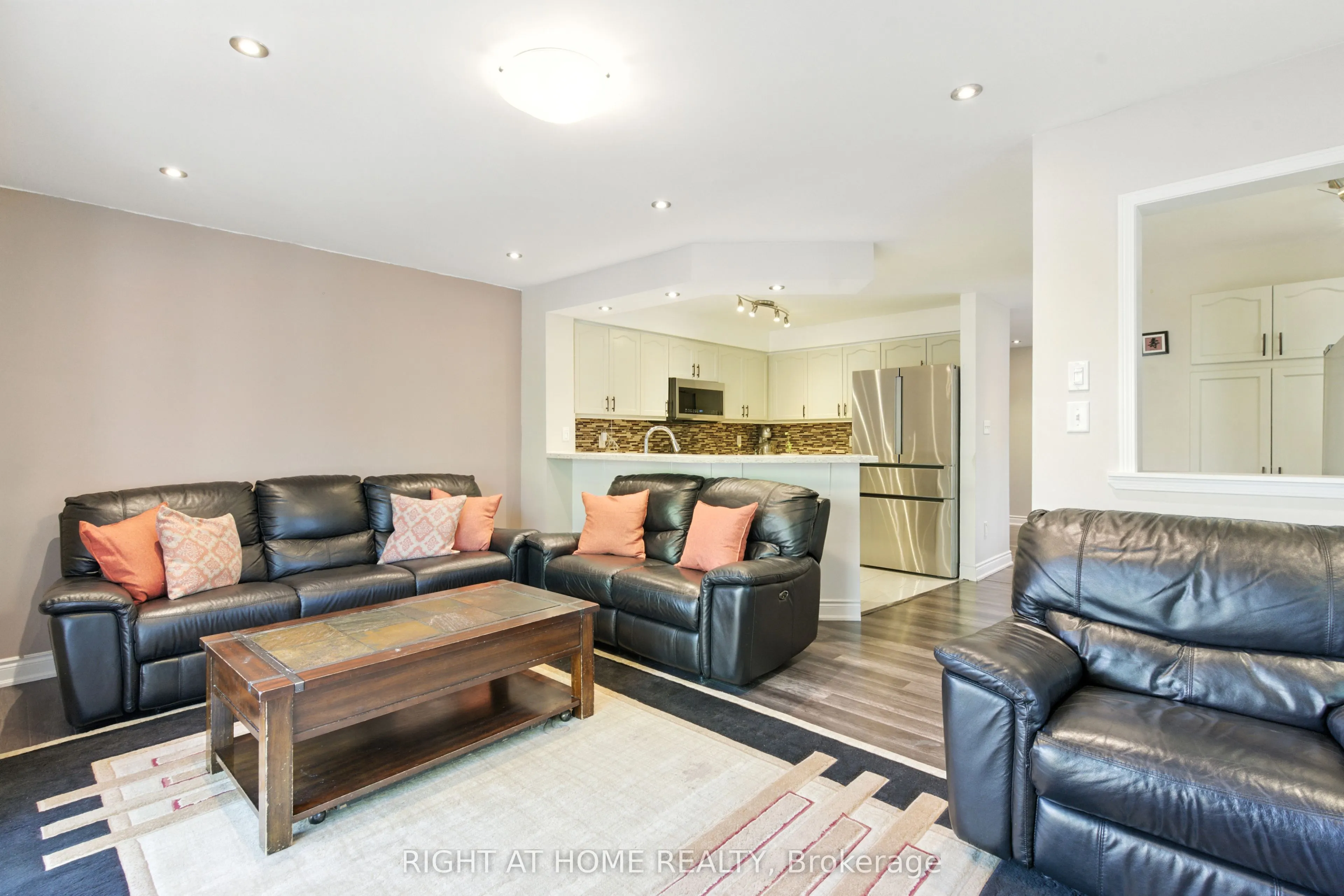 1233 Lamont Crescent
