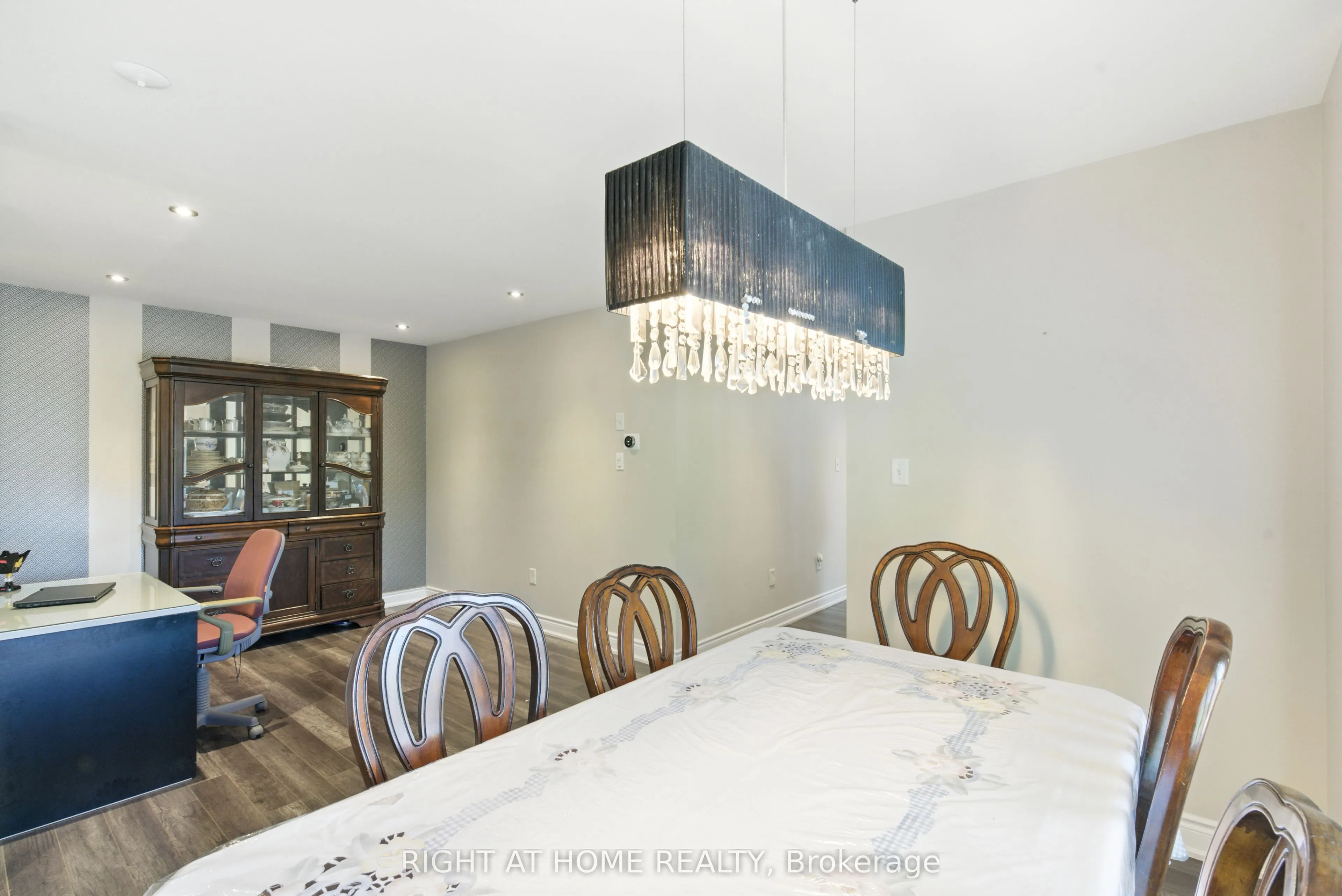 1233 Lamont Crescent