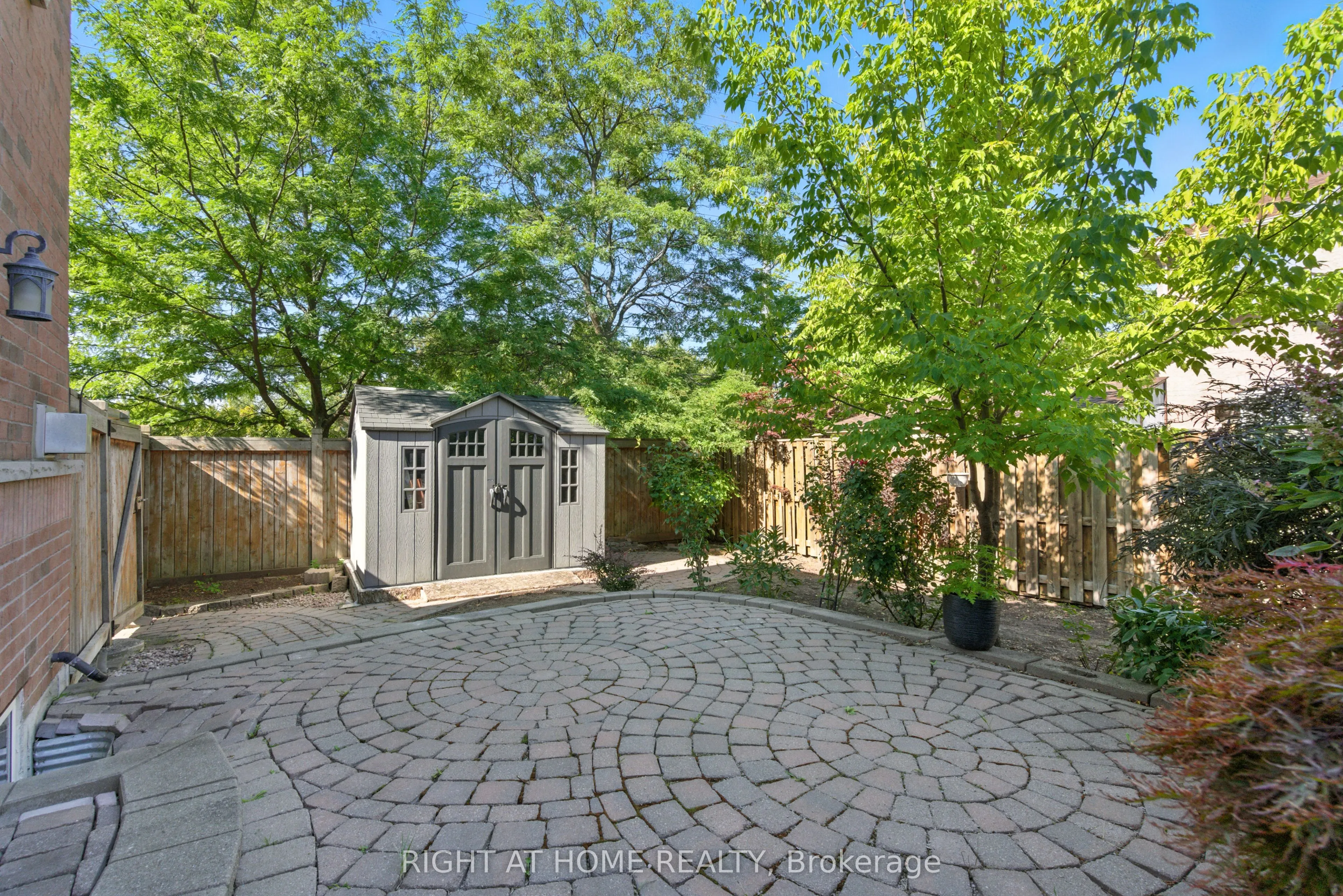 1233 Lamont Crescent