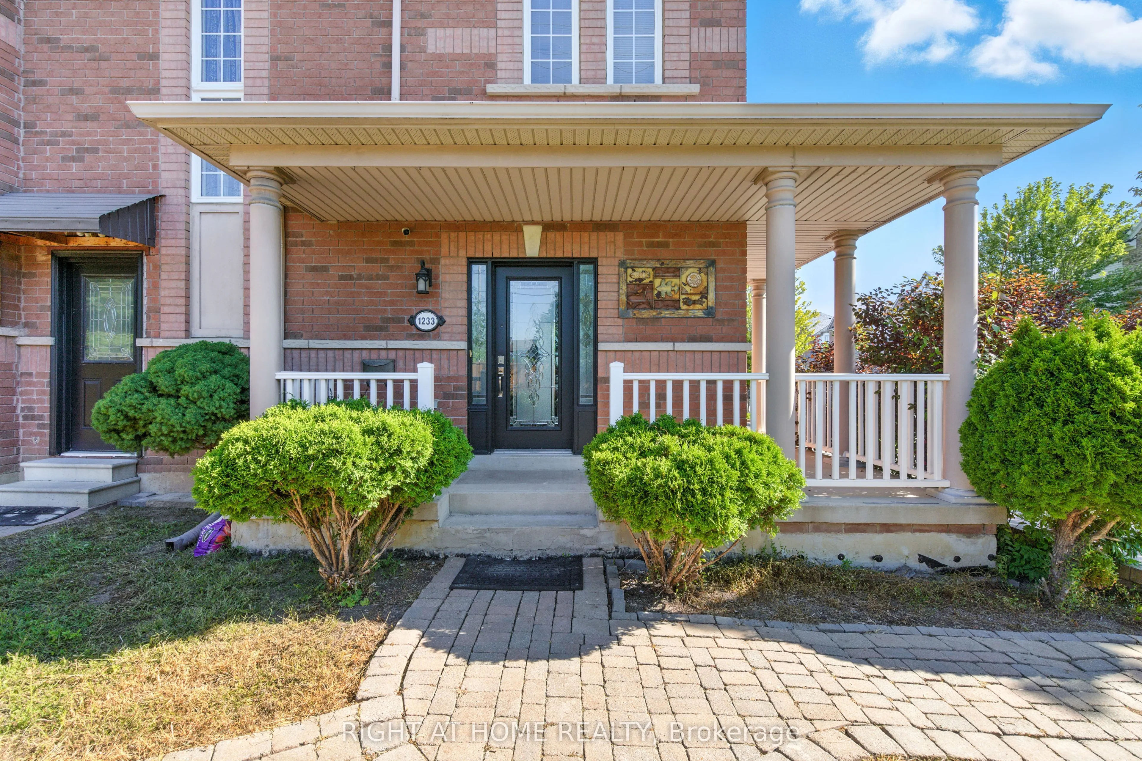 1233 Lamont Crescent
