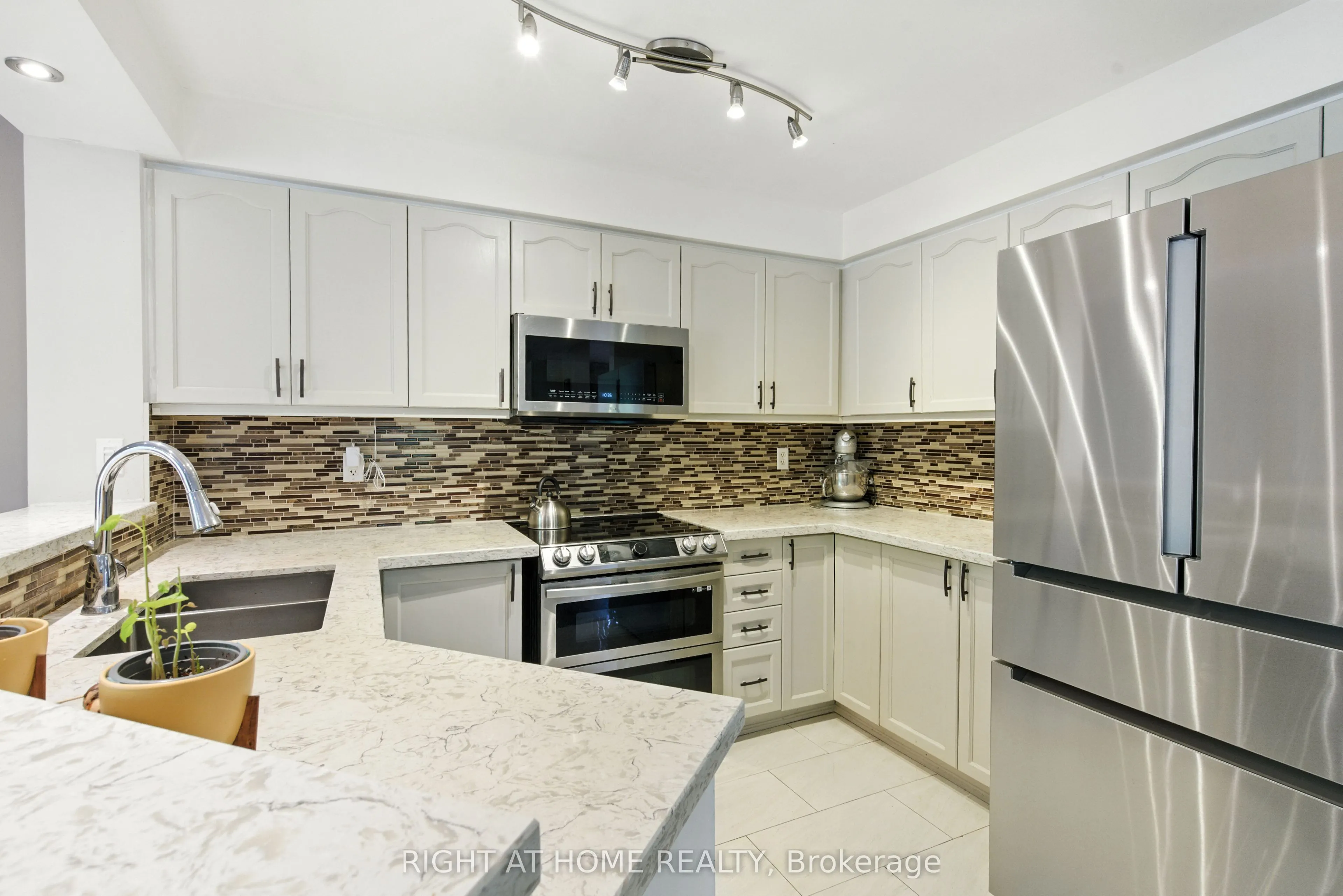 1233 Lamont Crescent