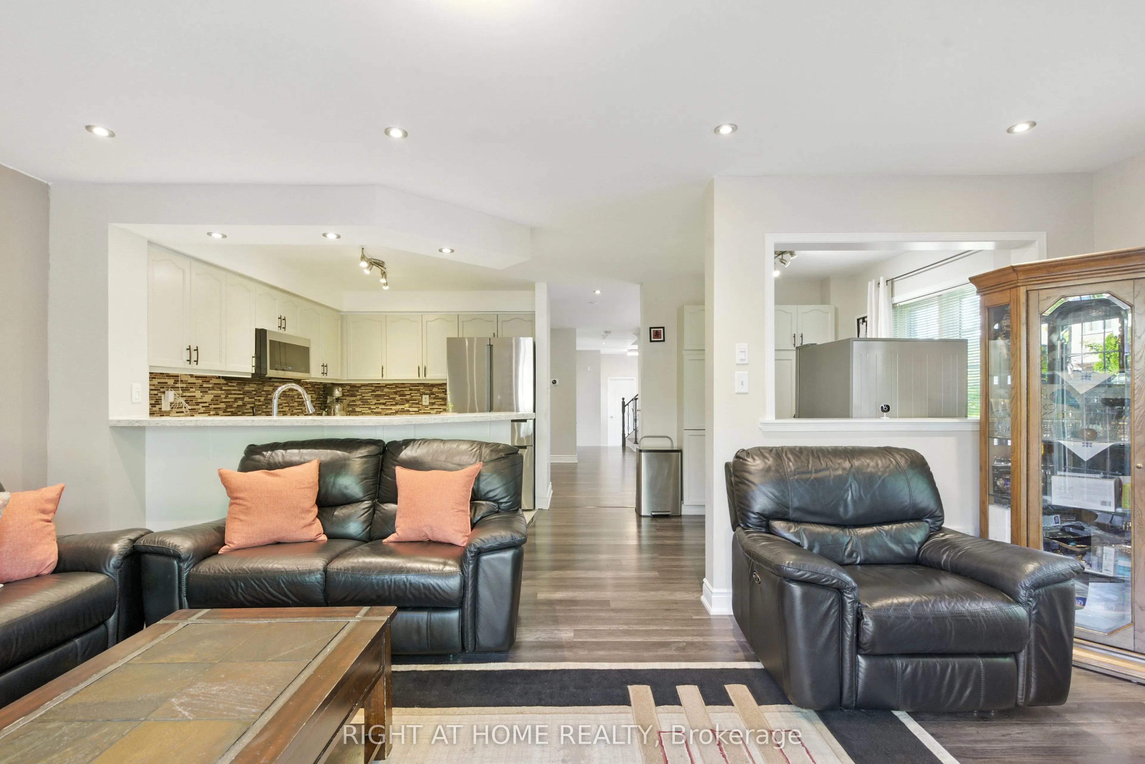 1233 Lamont Crescent