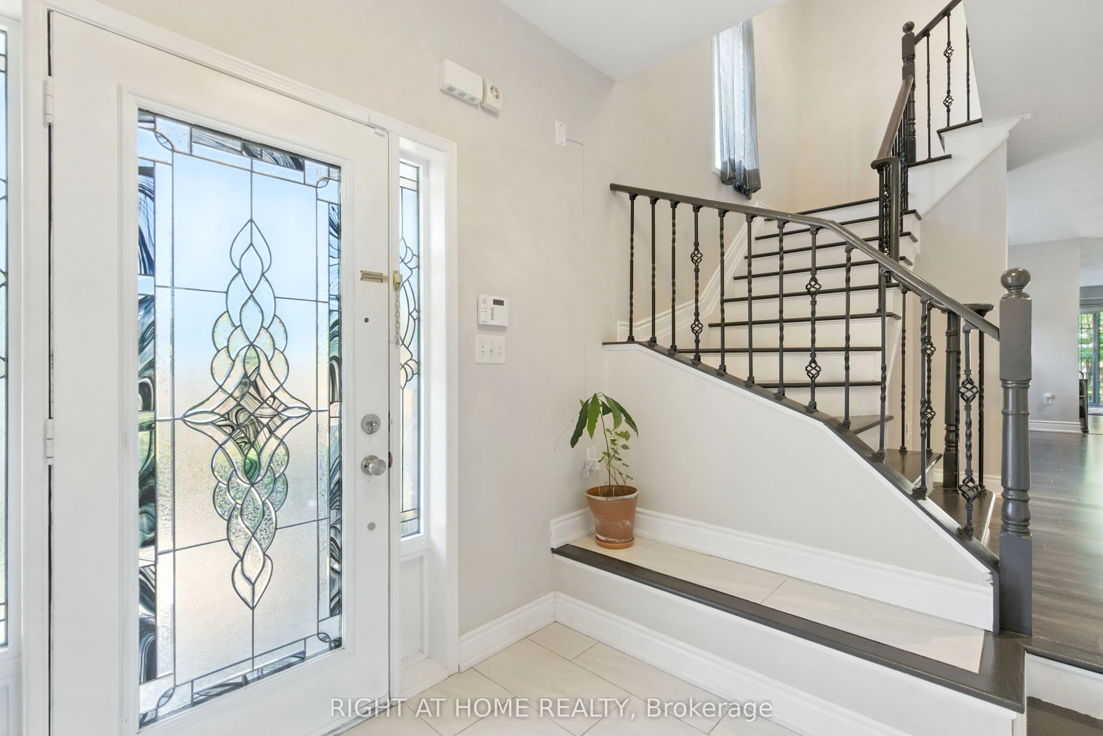 1233 Lamont Crescent