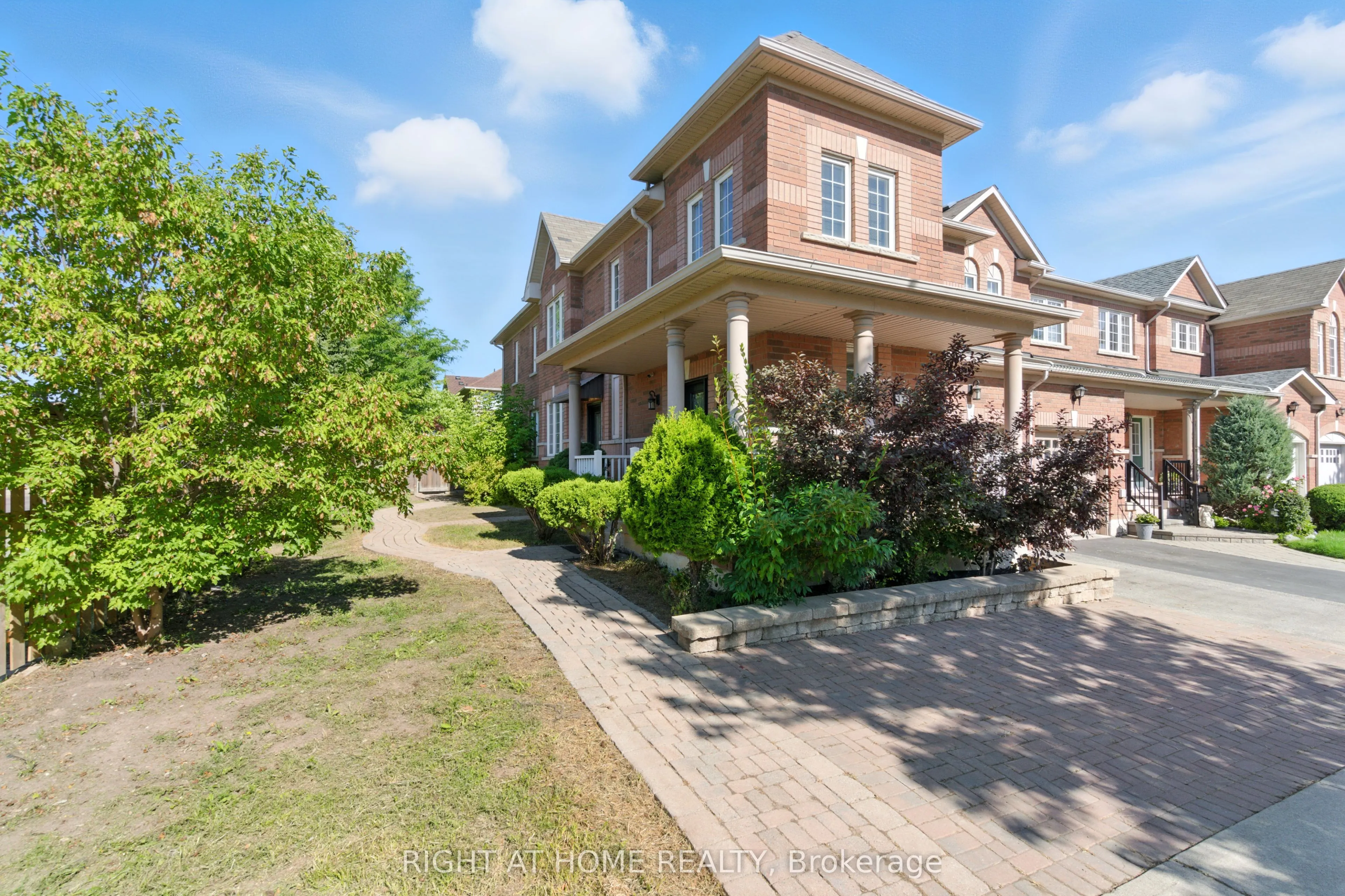1233 Lamont Crescent