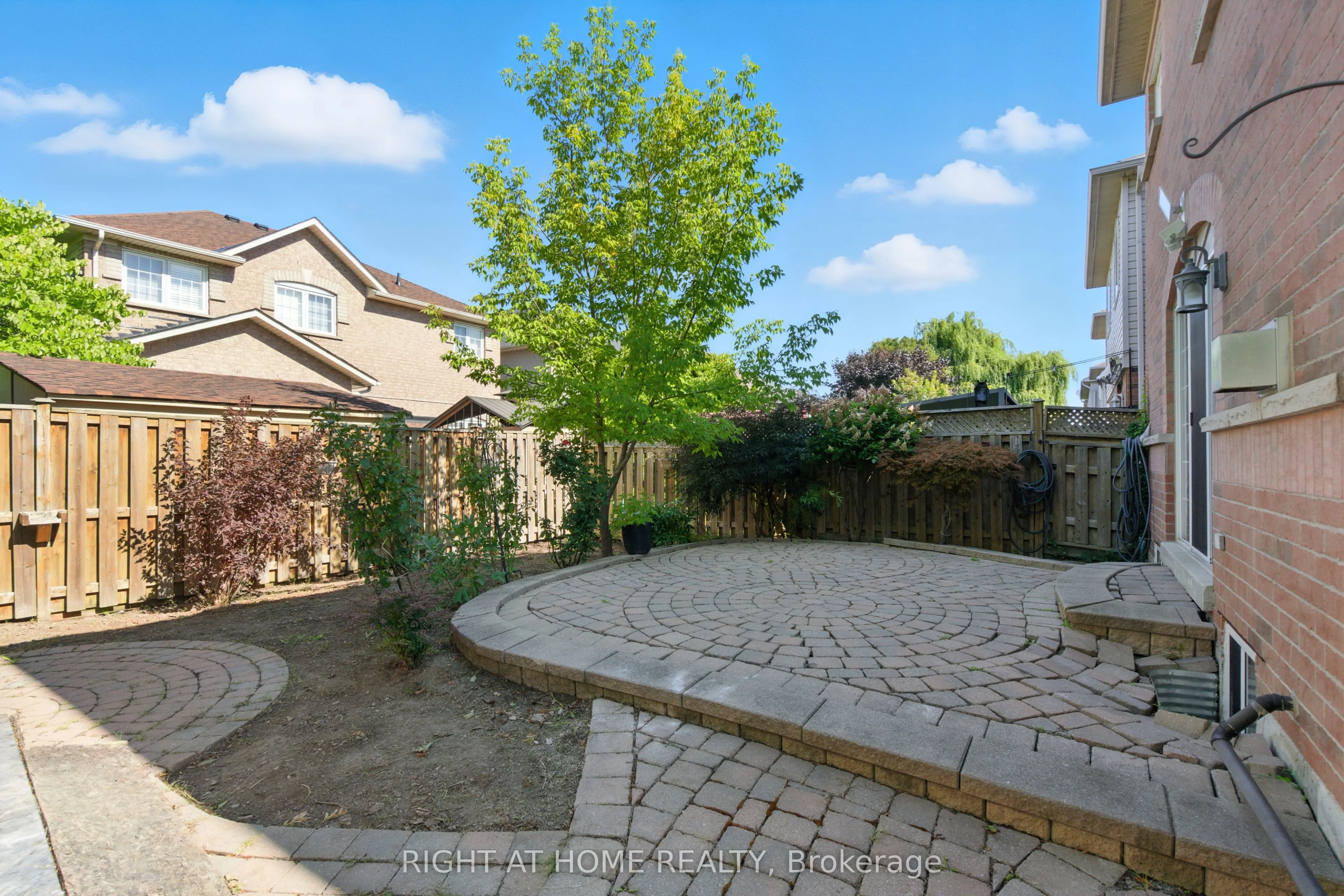 1233 Lamont Crescent