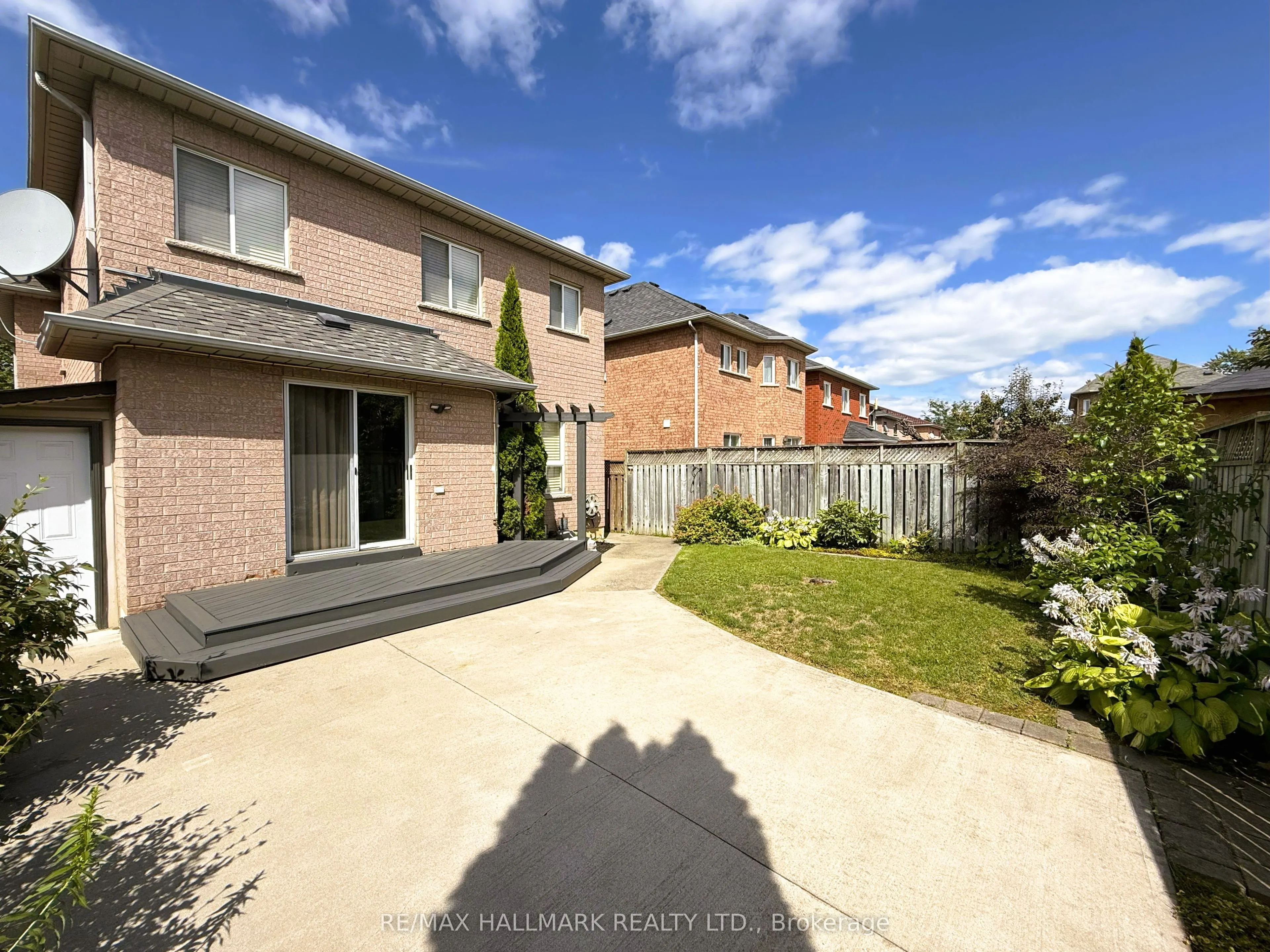 215 Queenslea Avenue S
