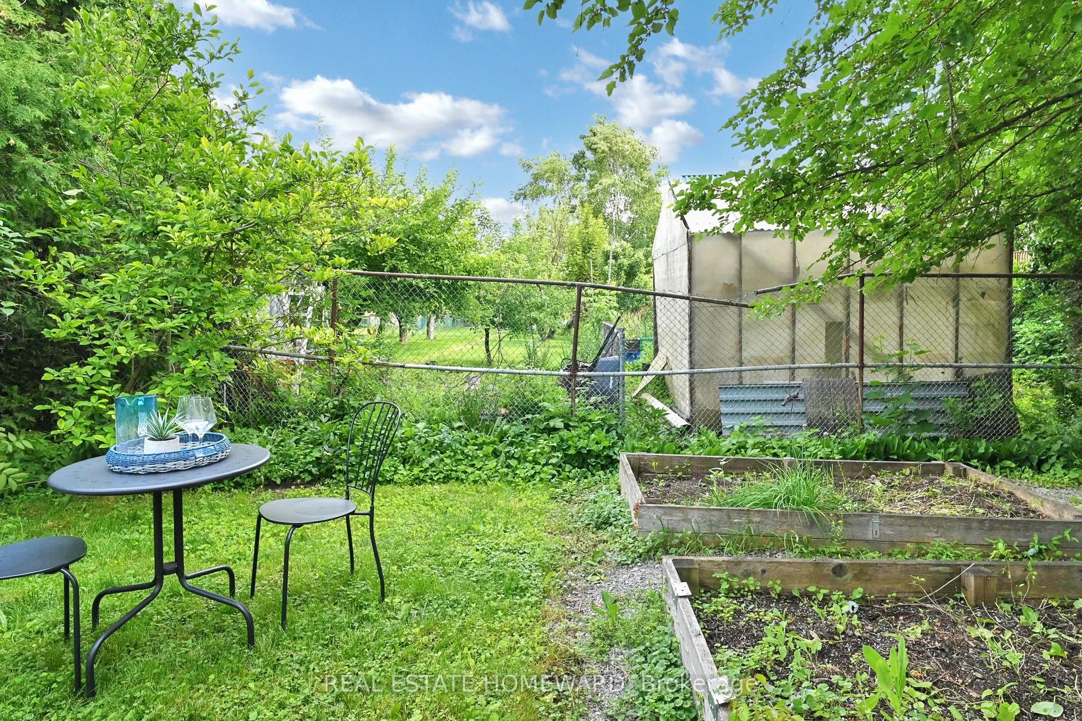 33 Graystone Gardens