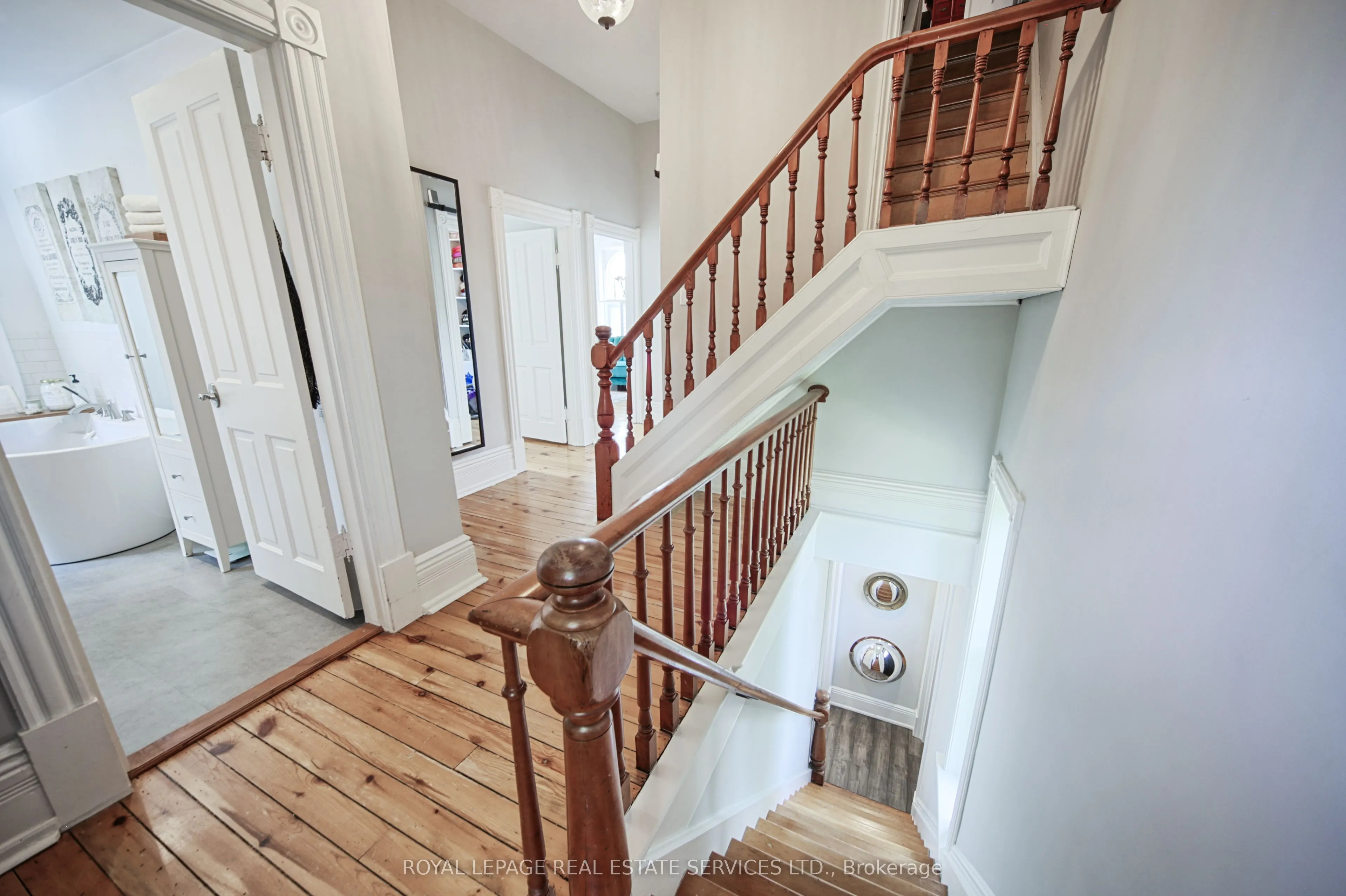 11 Main Street S