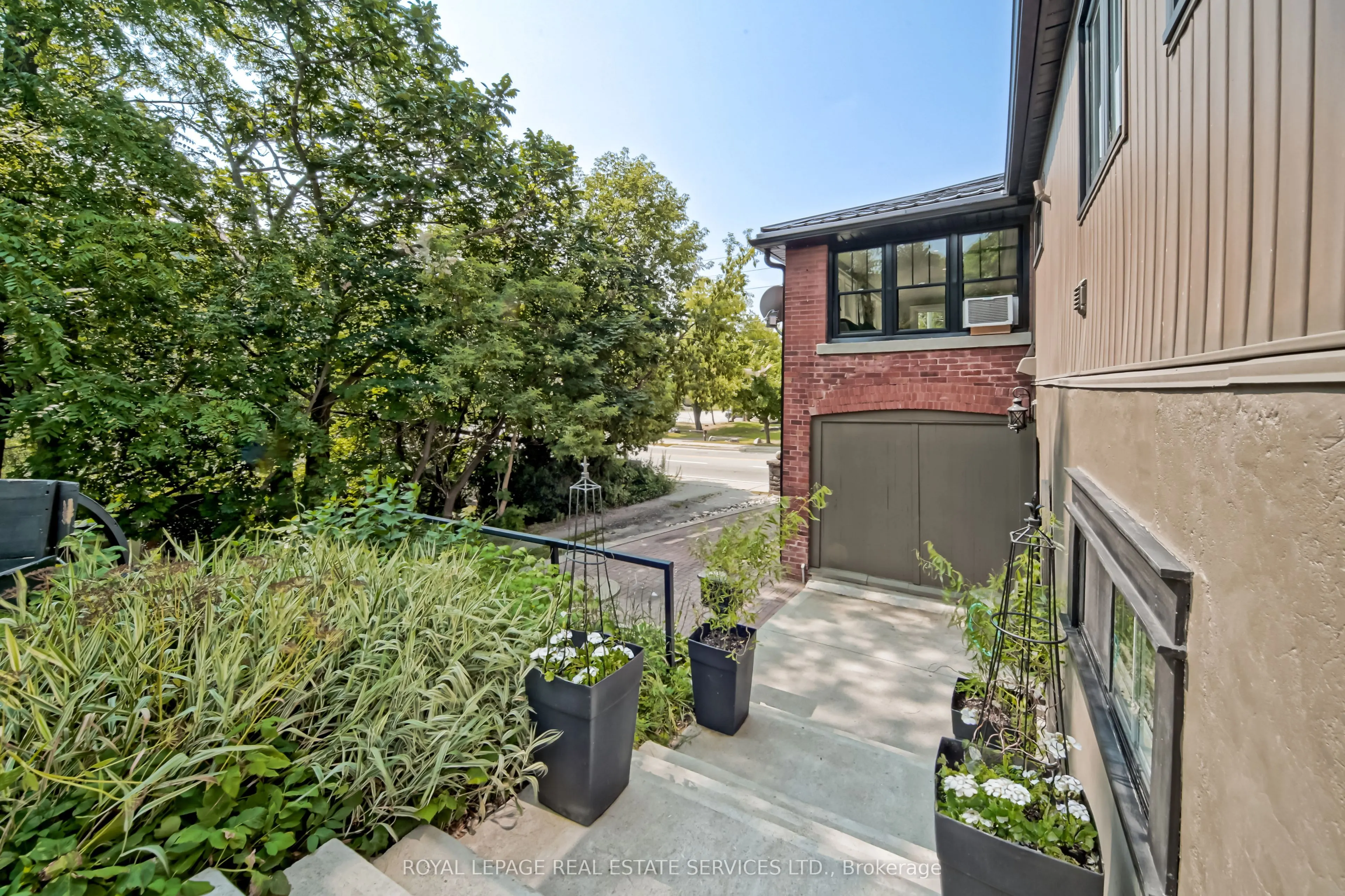 11 Main Street S