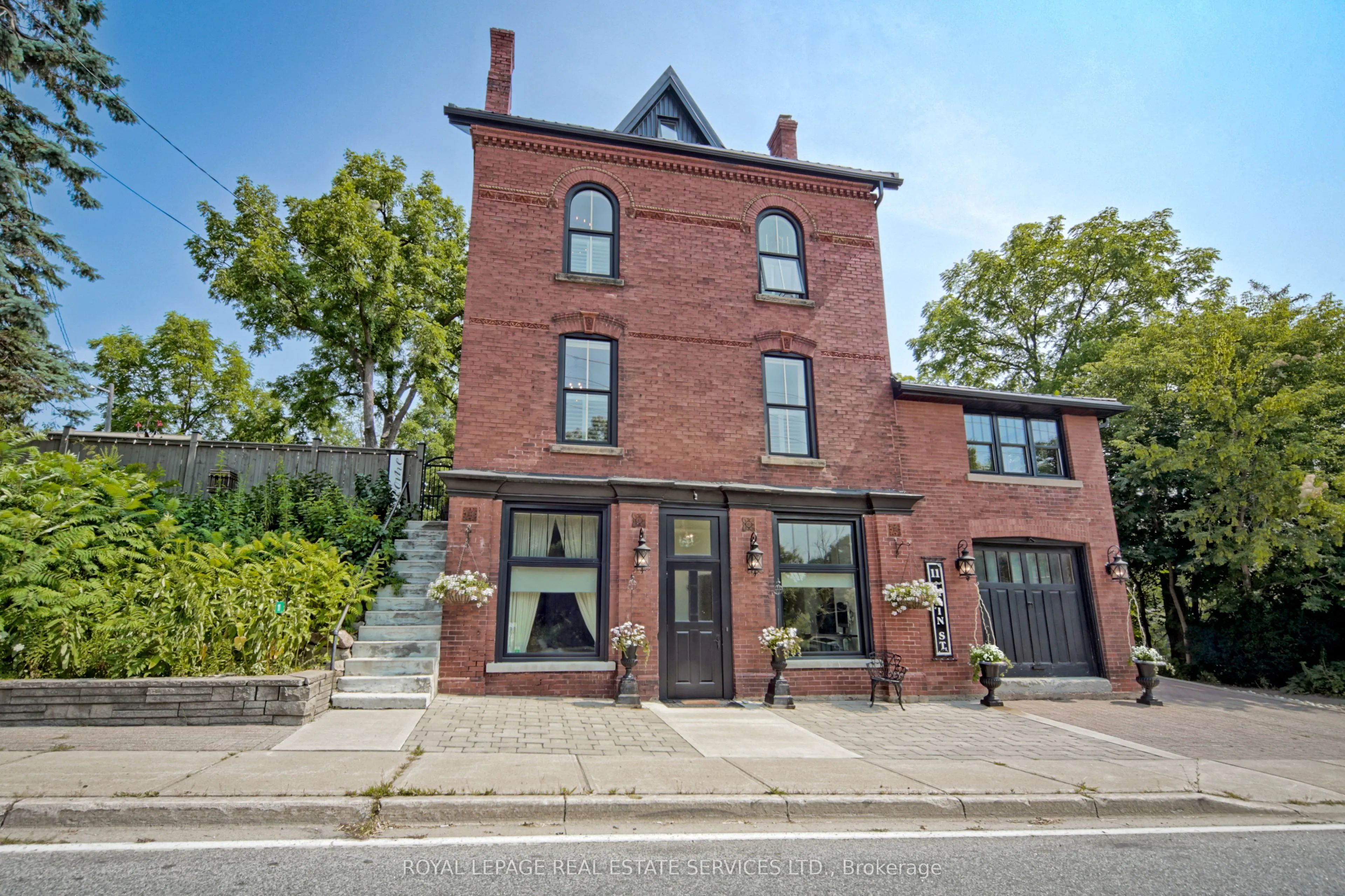 11 Main Street S
