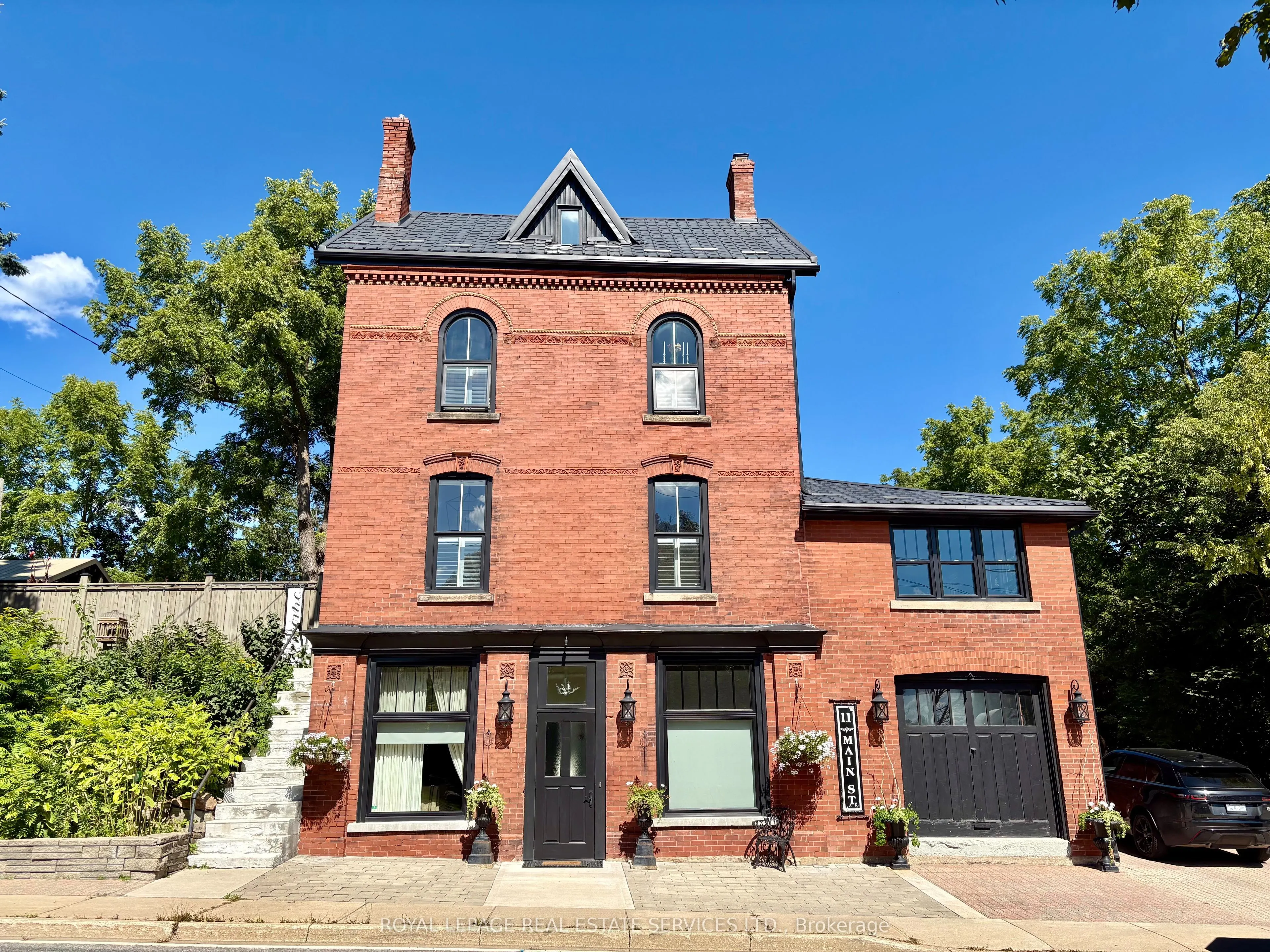 11 Main Street S