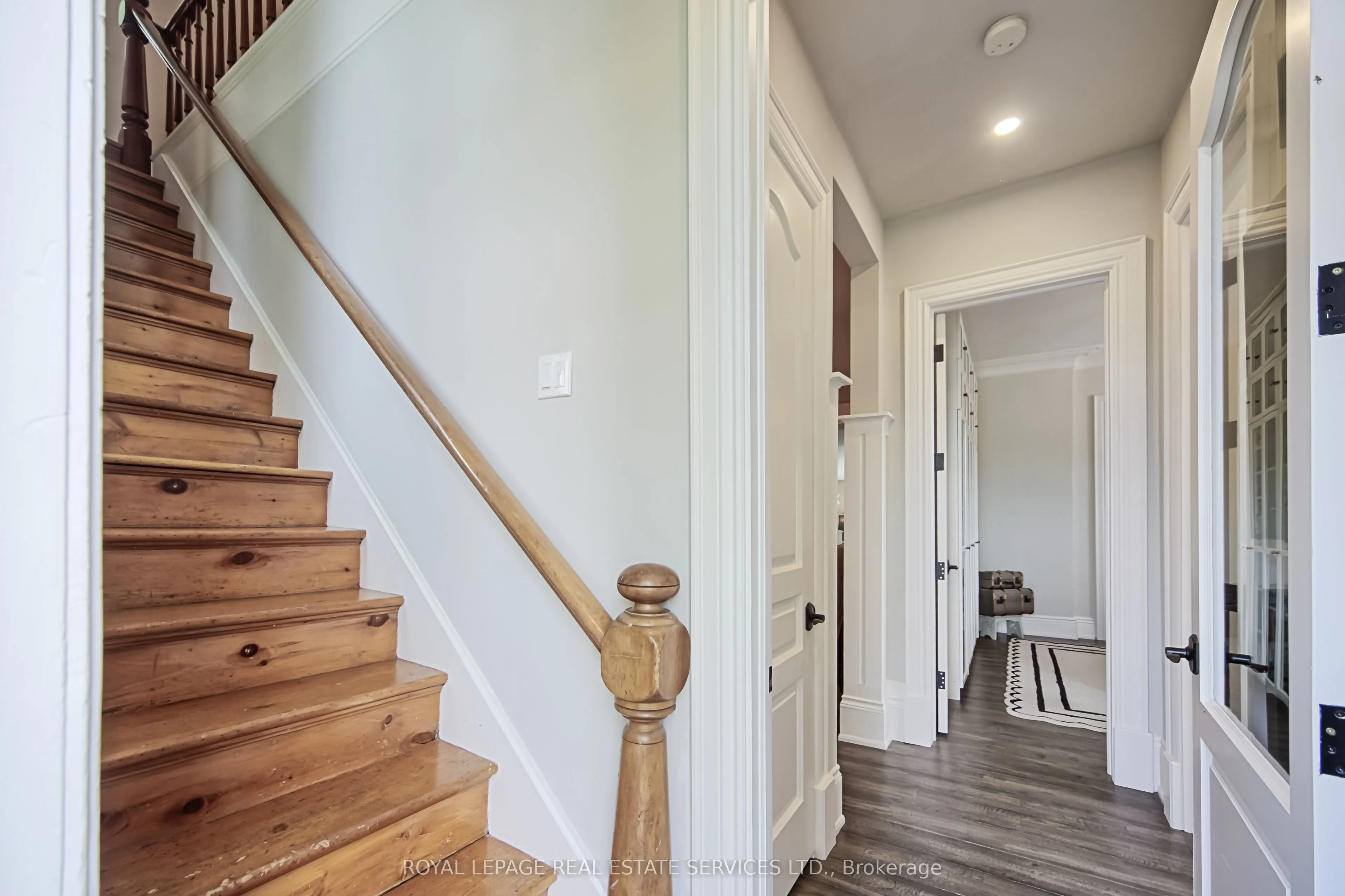 11 Main Street S