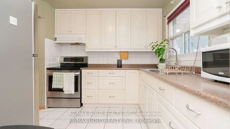 17 Greenhills Square