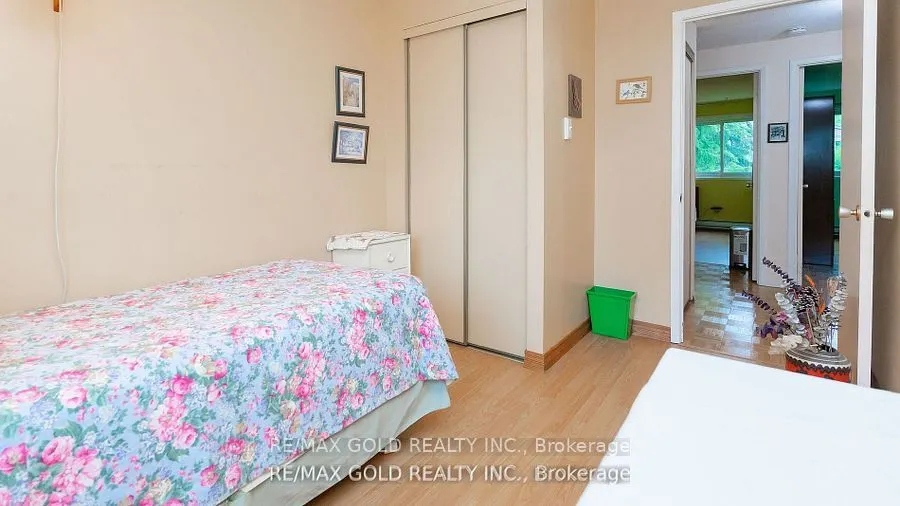 17 Greenhills Square