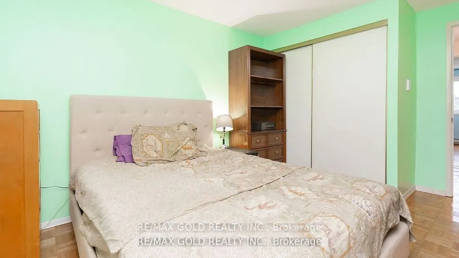 17 Greenhills Square