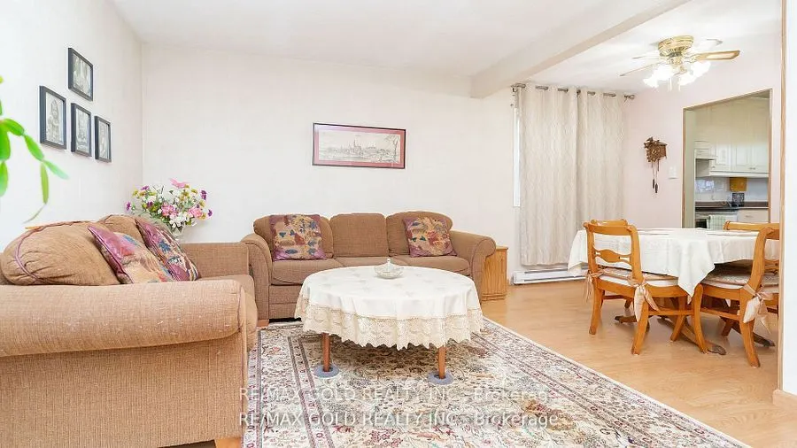 17 Greenhills Square