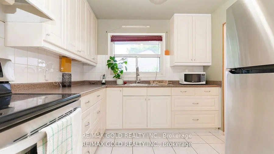 17 Greenhills Square