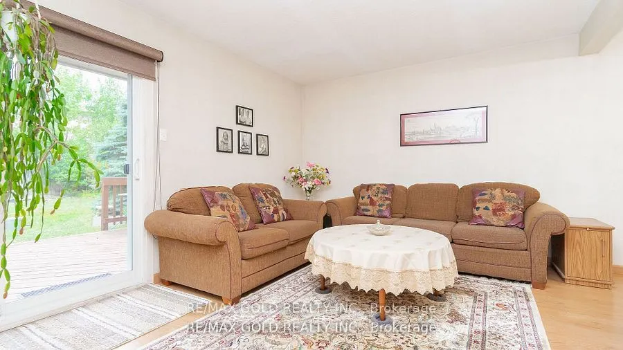 17 Greenhills Square