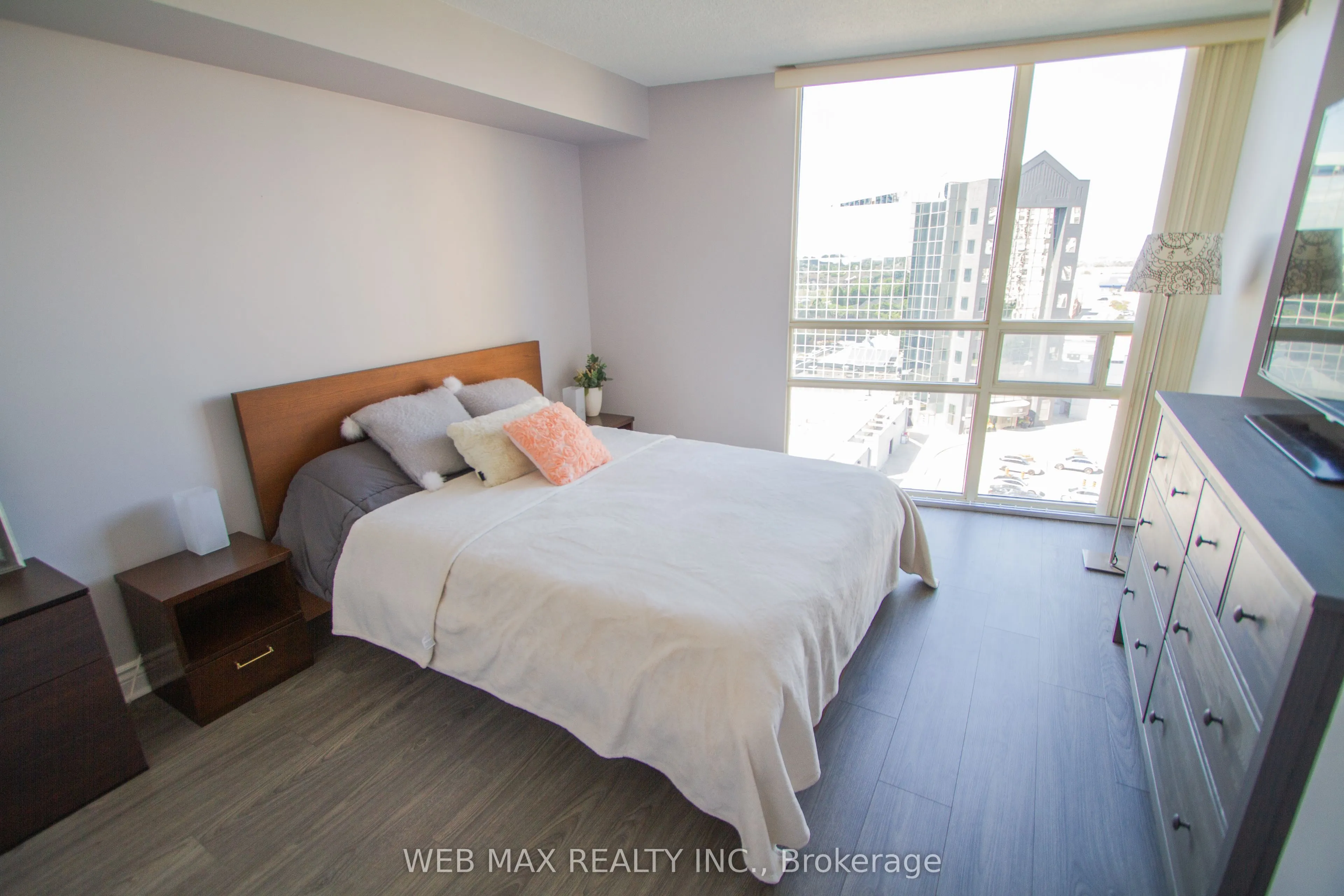 50 Eglinton Avenue W, #905